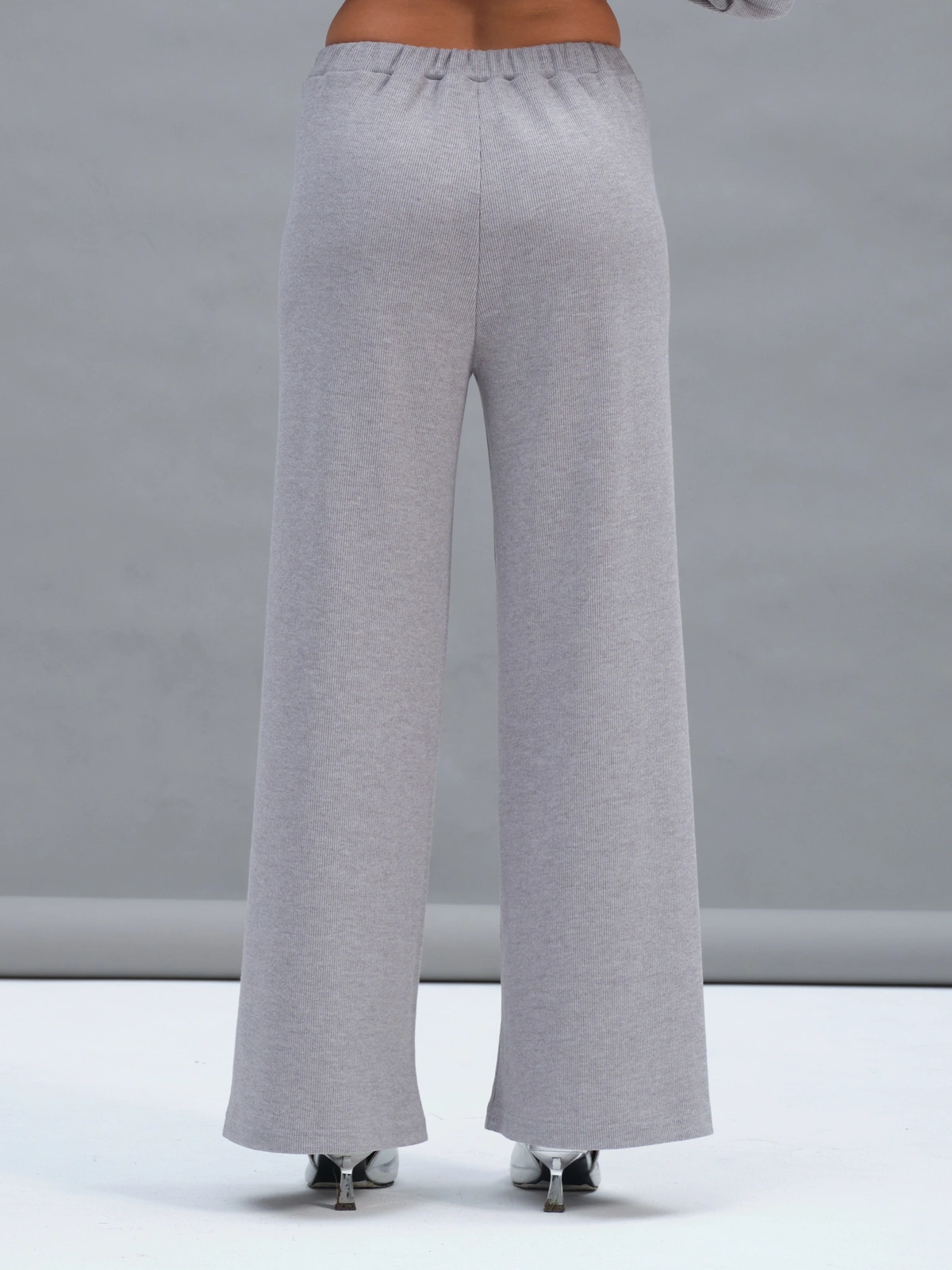 Серые трикотажные брюки