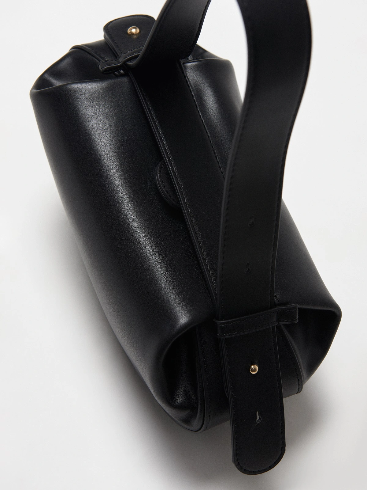 Овальная сумка в черном цвете