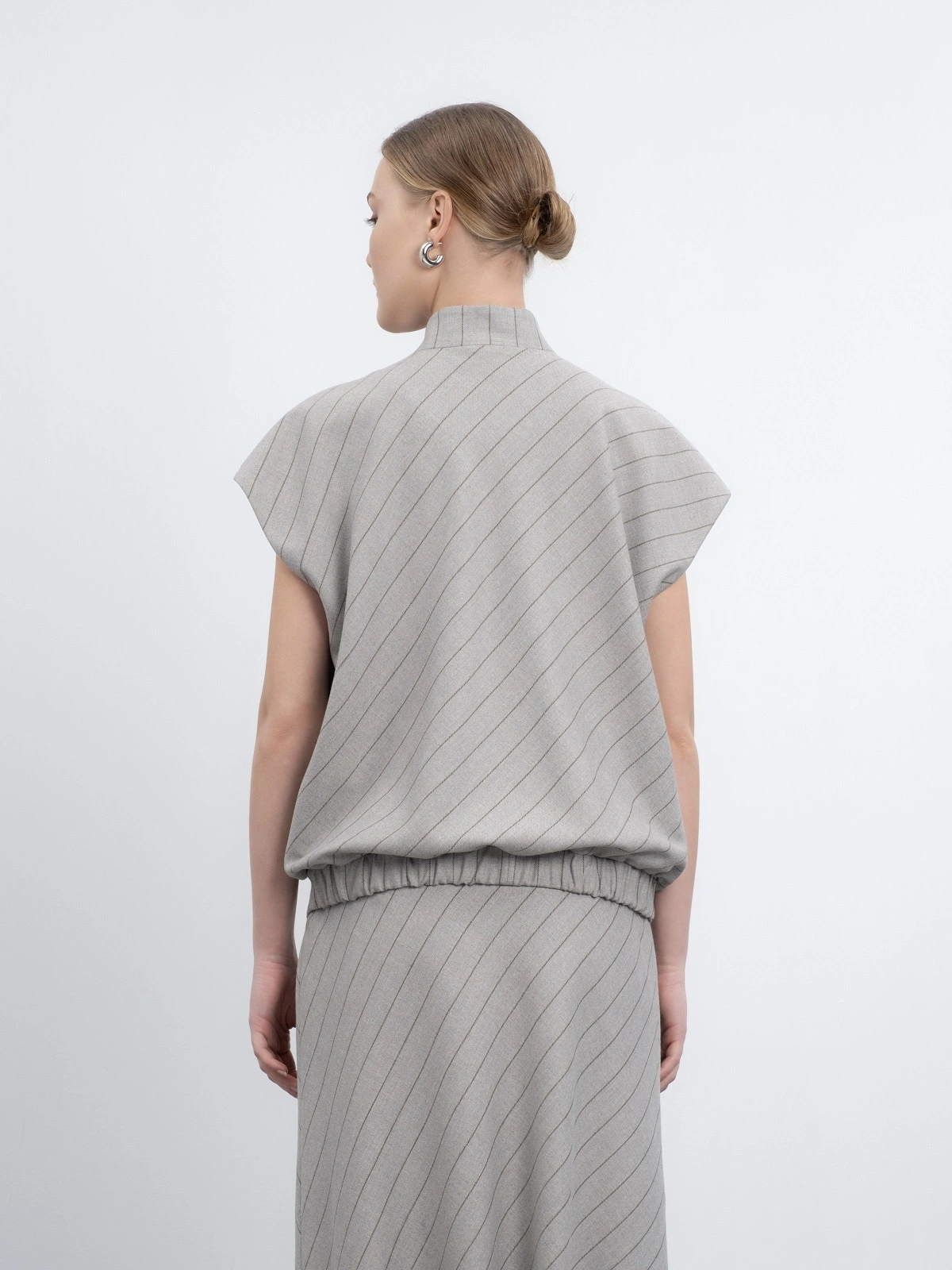 Серый жилет кокон в полоску