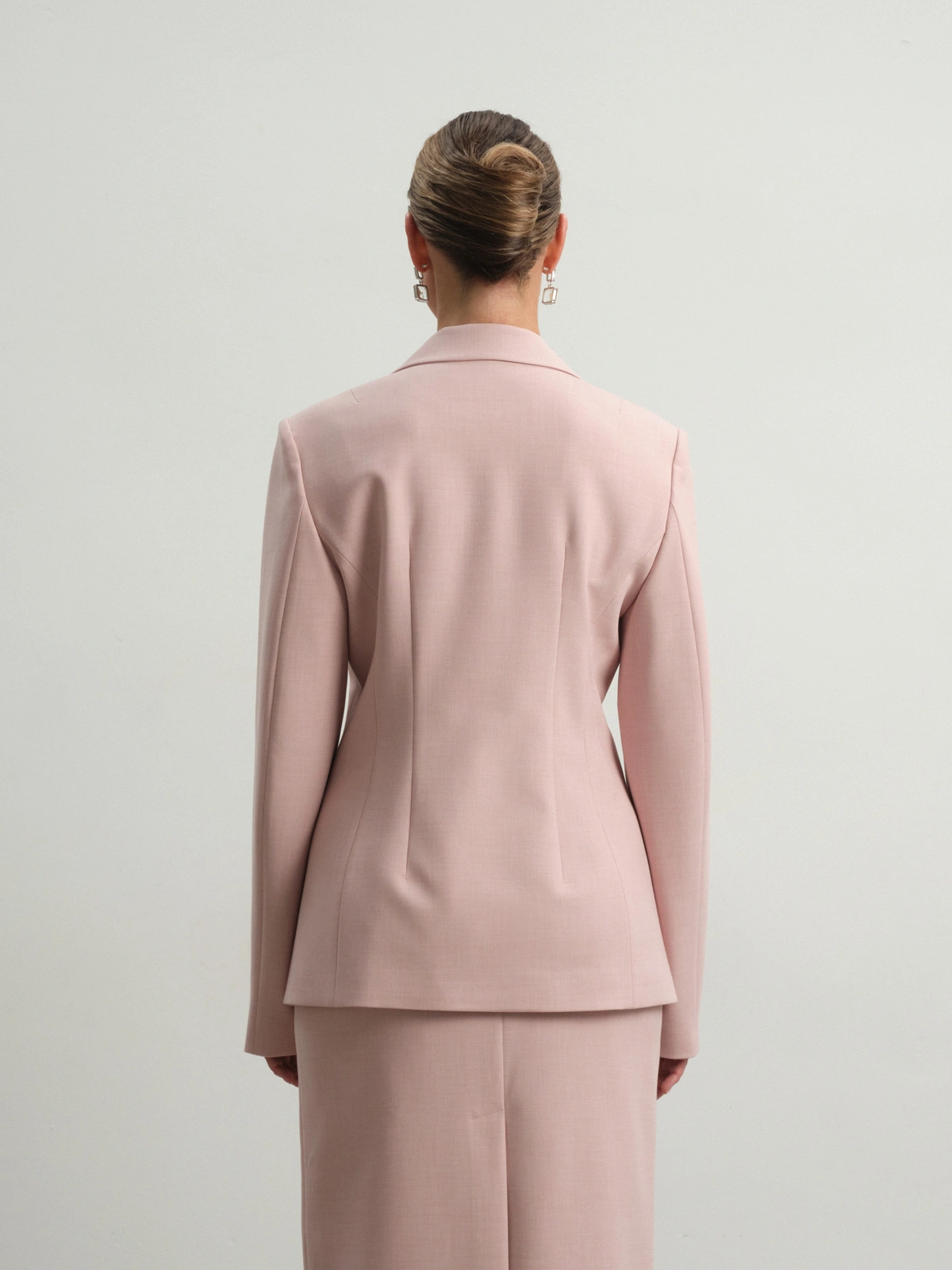 Розовый приталенный жакет Charm