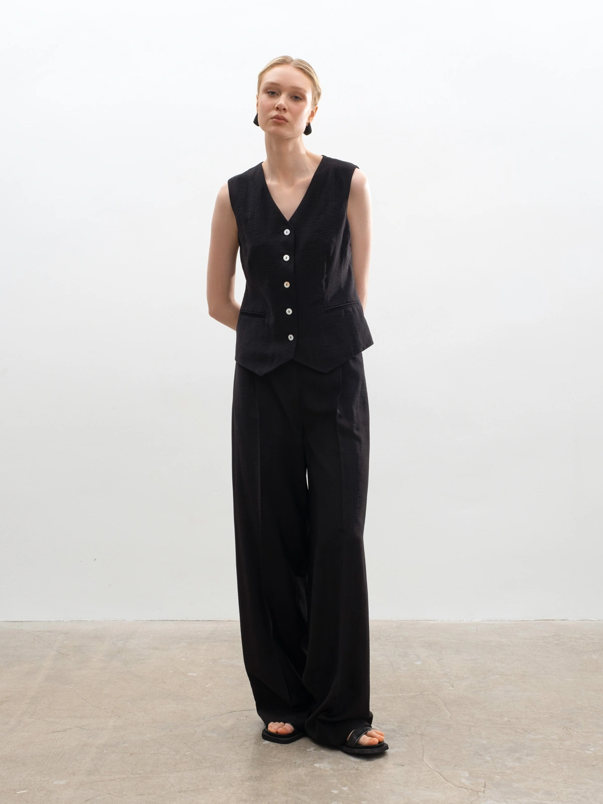 Широкие черные брюки