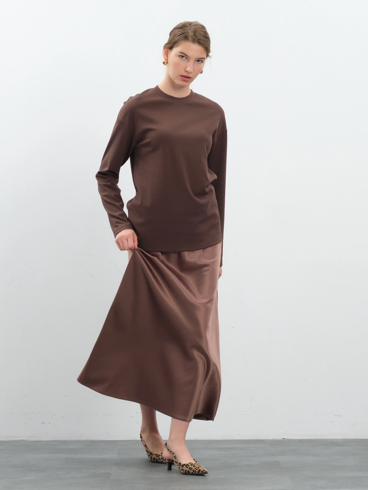 Шоколадный утепленный лонгслив в рубчик