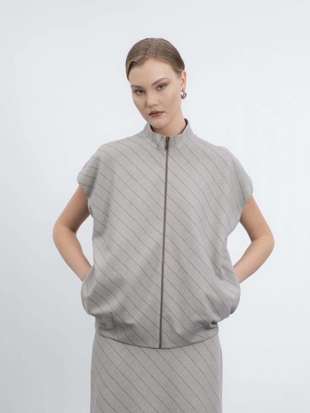 Серый жилет кокон в полоску