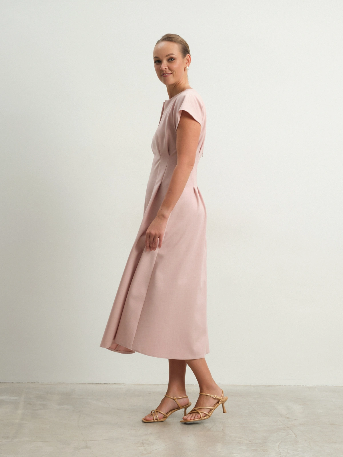 Розовое приталенное платье Charm