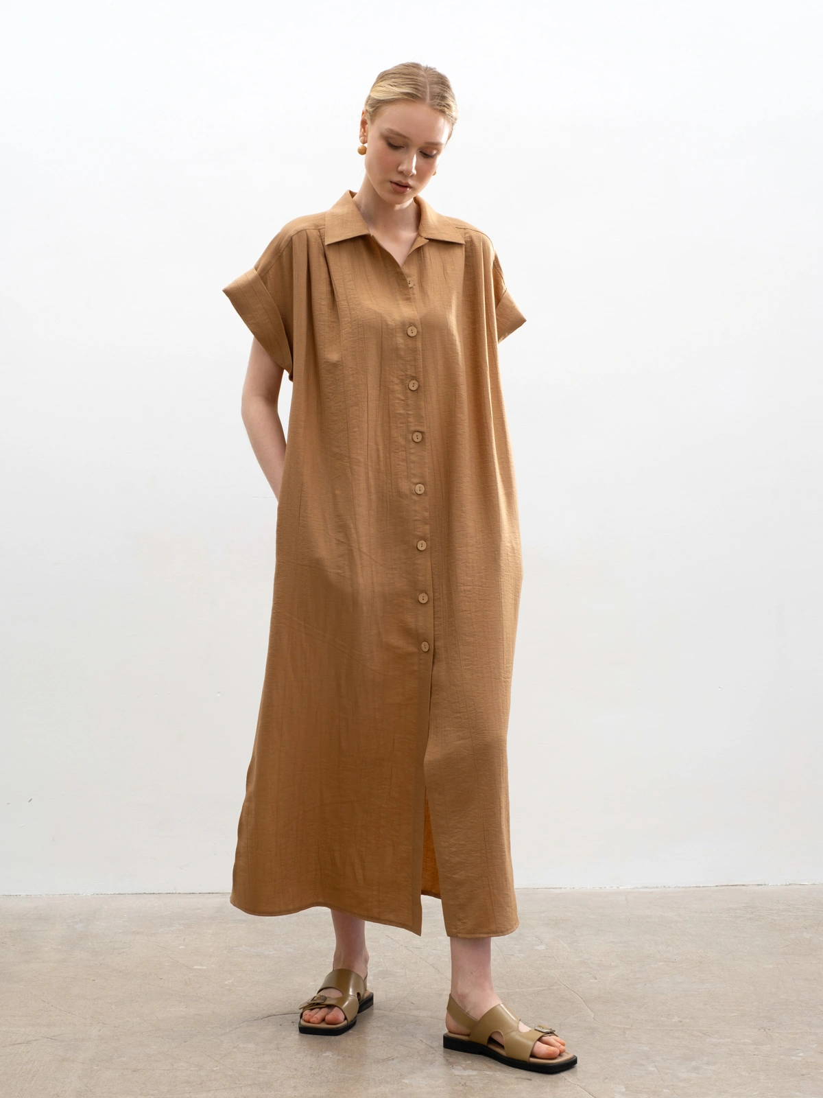 Песочное фактурное платье