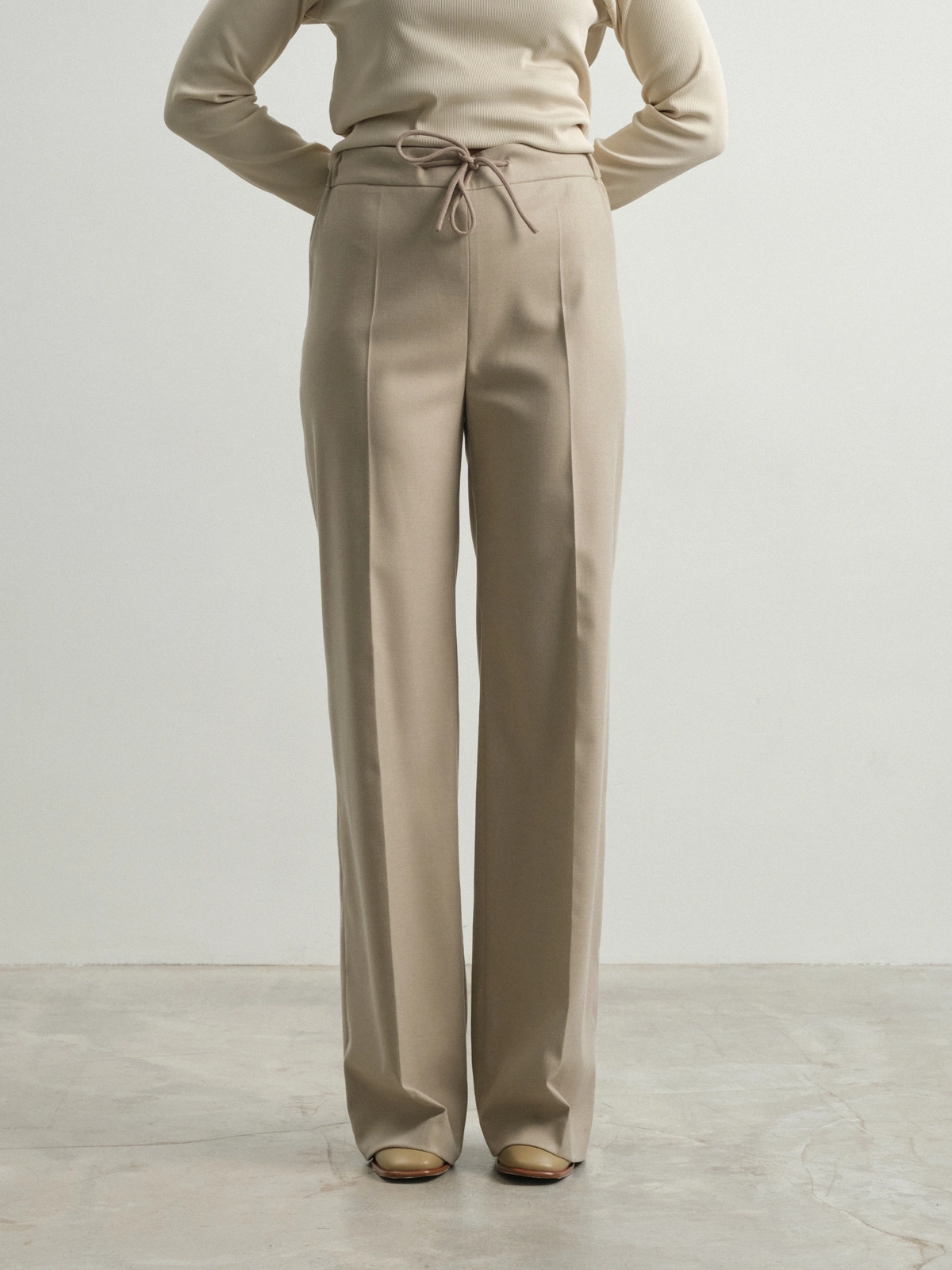 Бежевые брюки на резинке Bergenia