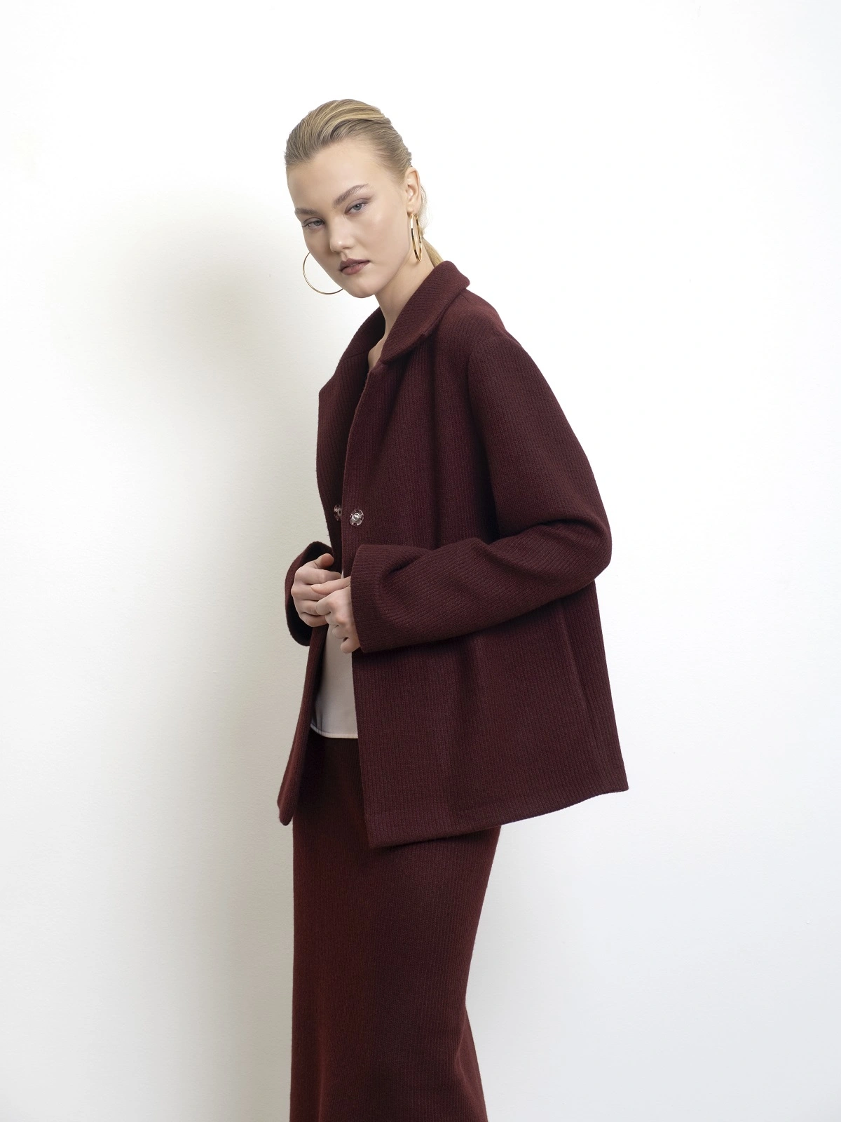 Бордовый жакет из трикотажа