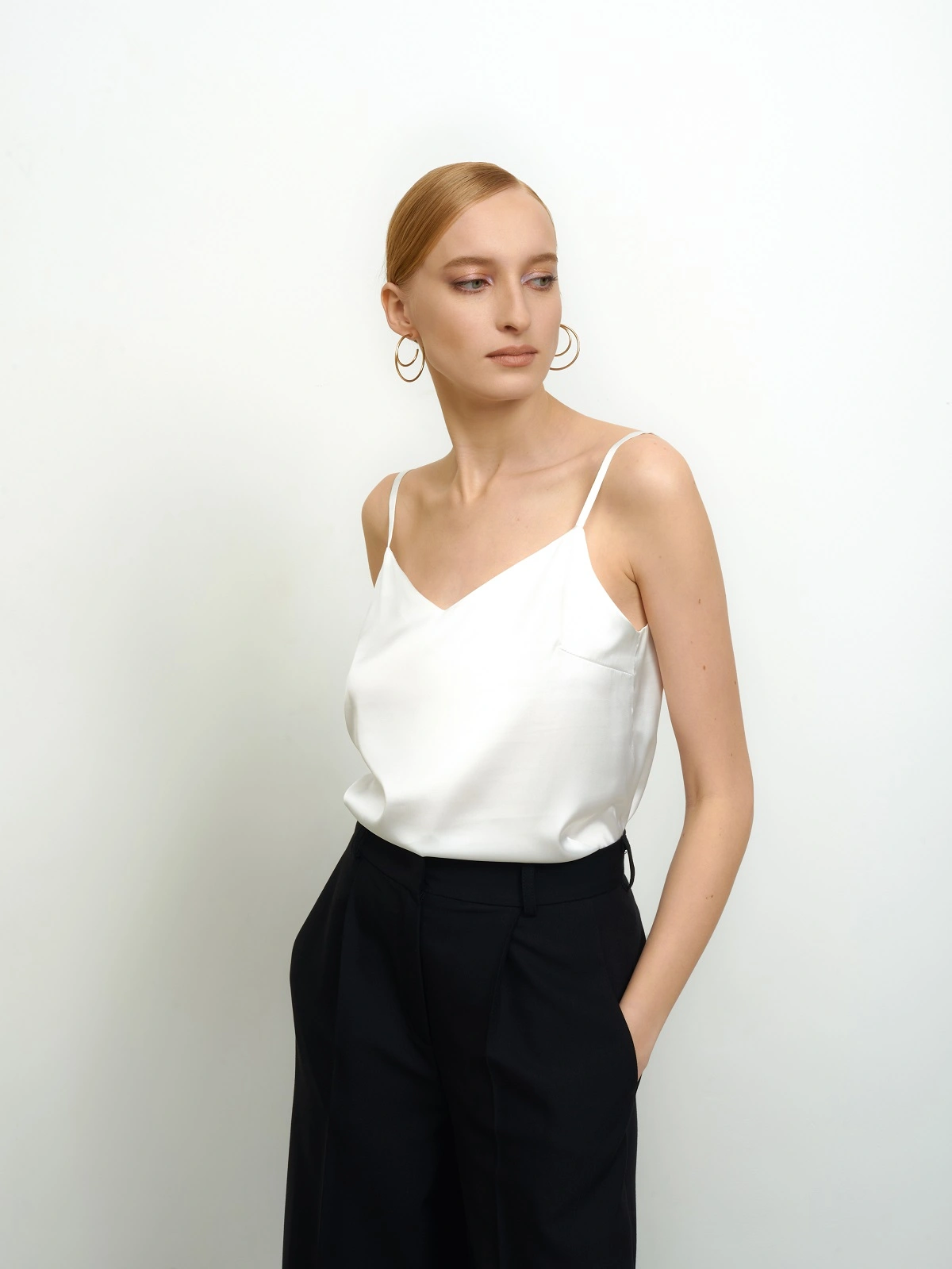 Белый топ на бретелях