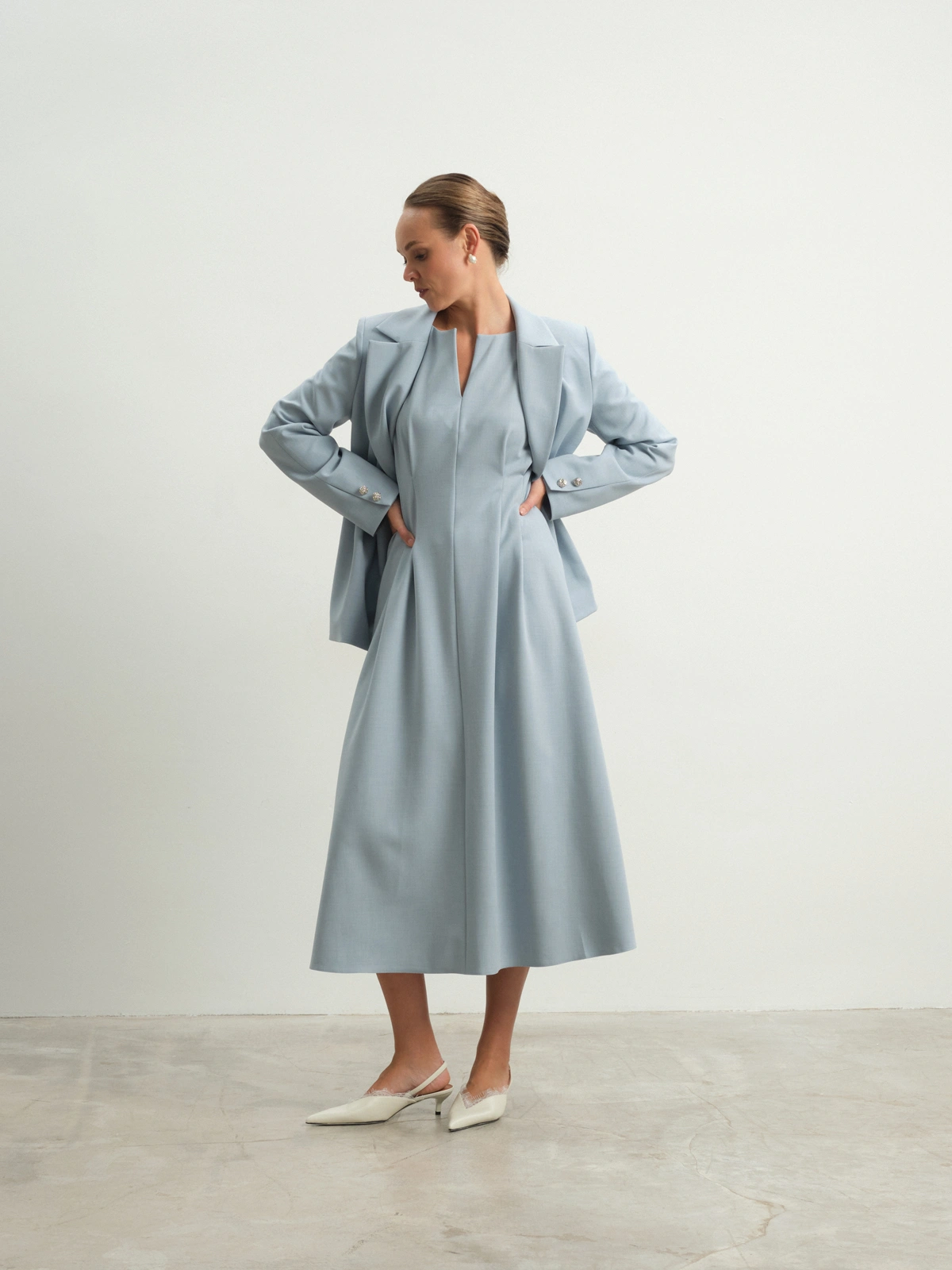 Голубое приталенное платье Allure