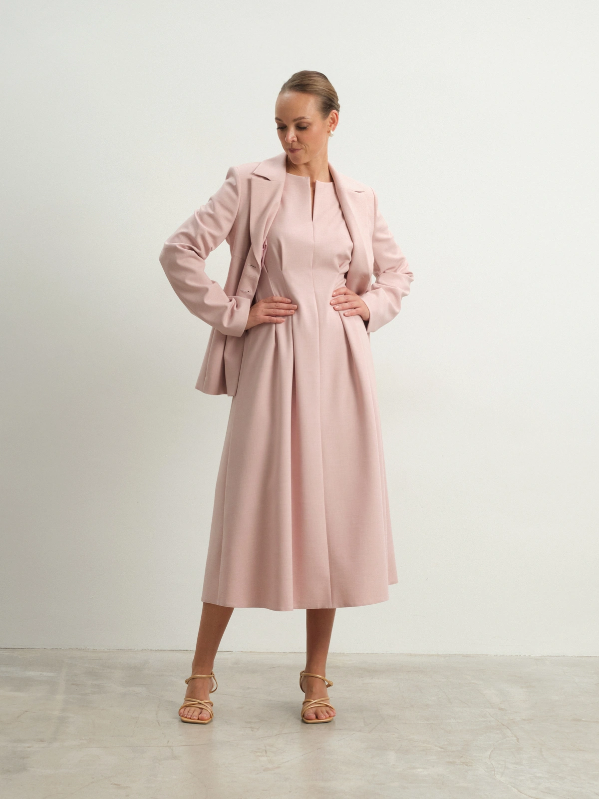 Розовое приталенное платье Charm