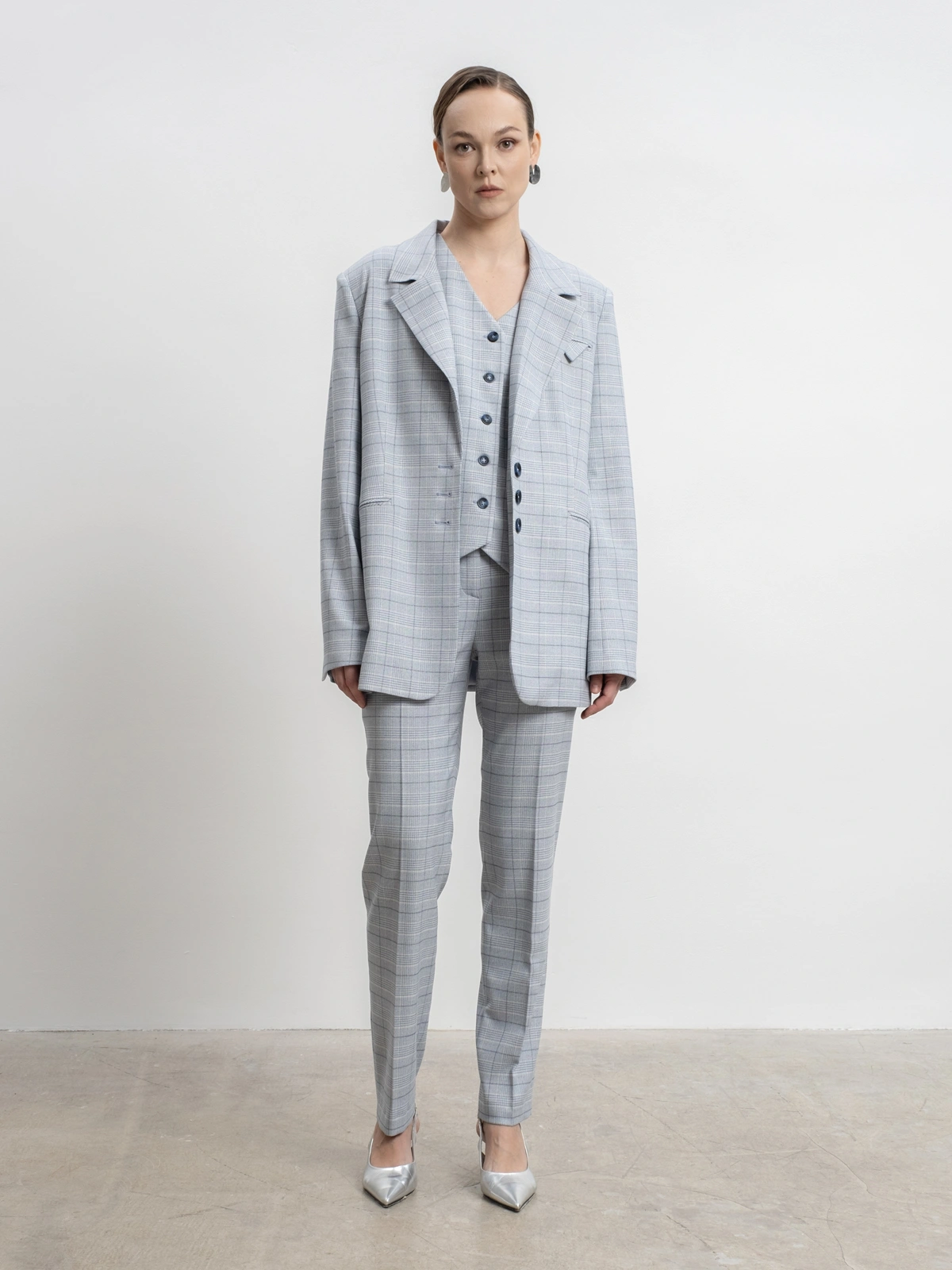 Голубые укороченные брюки в клетку