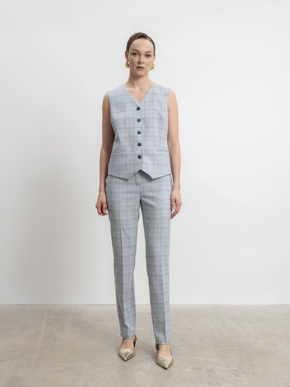 Голубые укороченные брюки в клетку