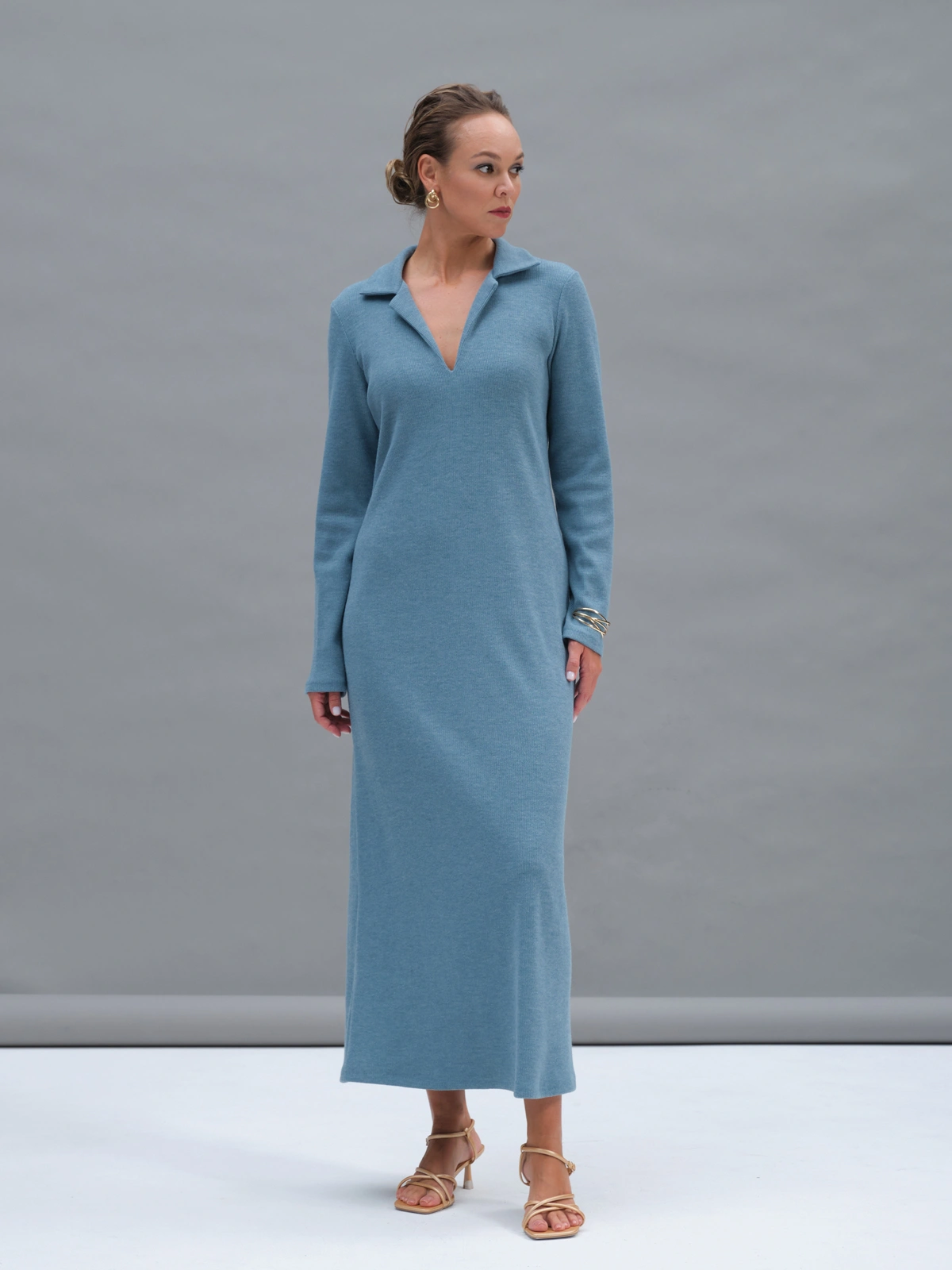 Голубое трикотажное платье