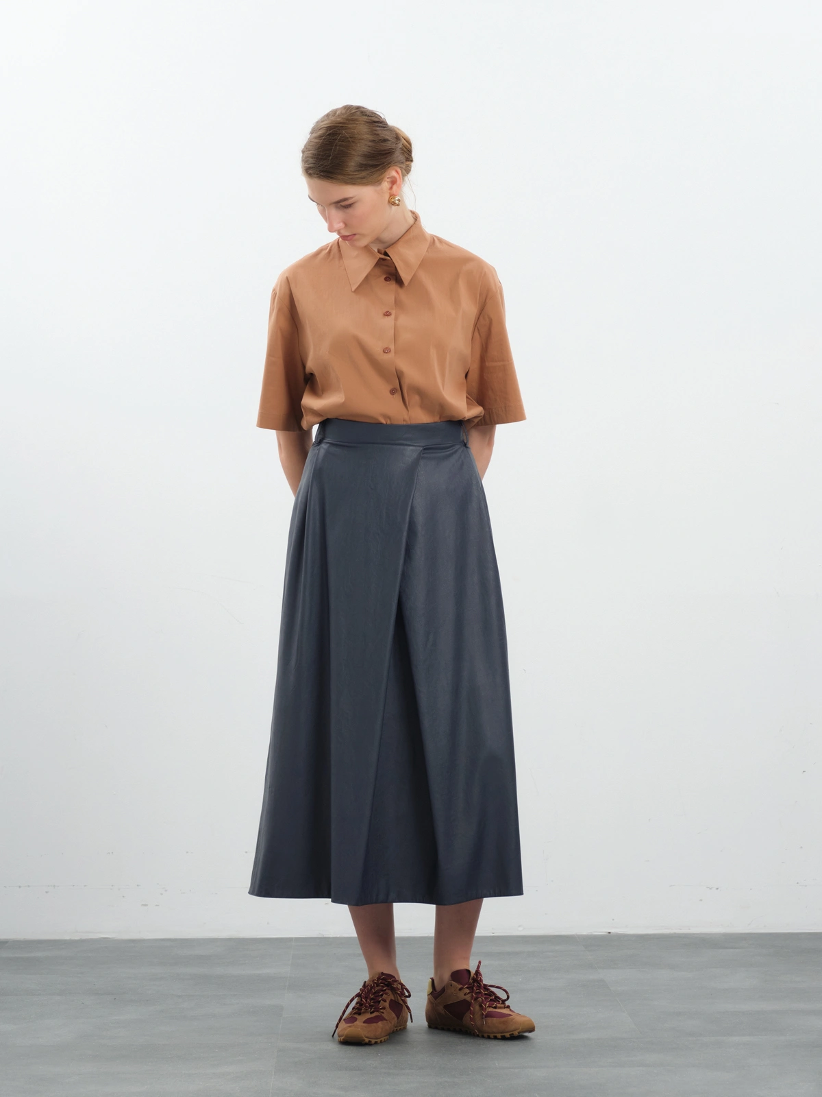 Синяя юбка с клином из экокожи