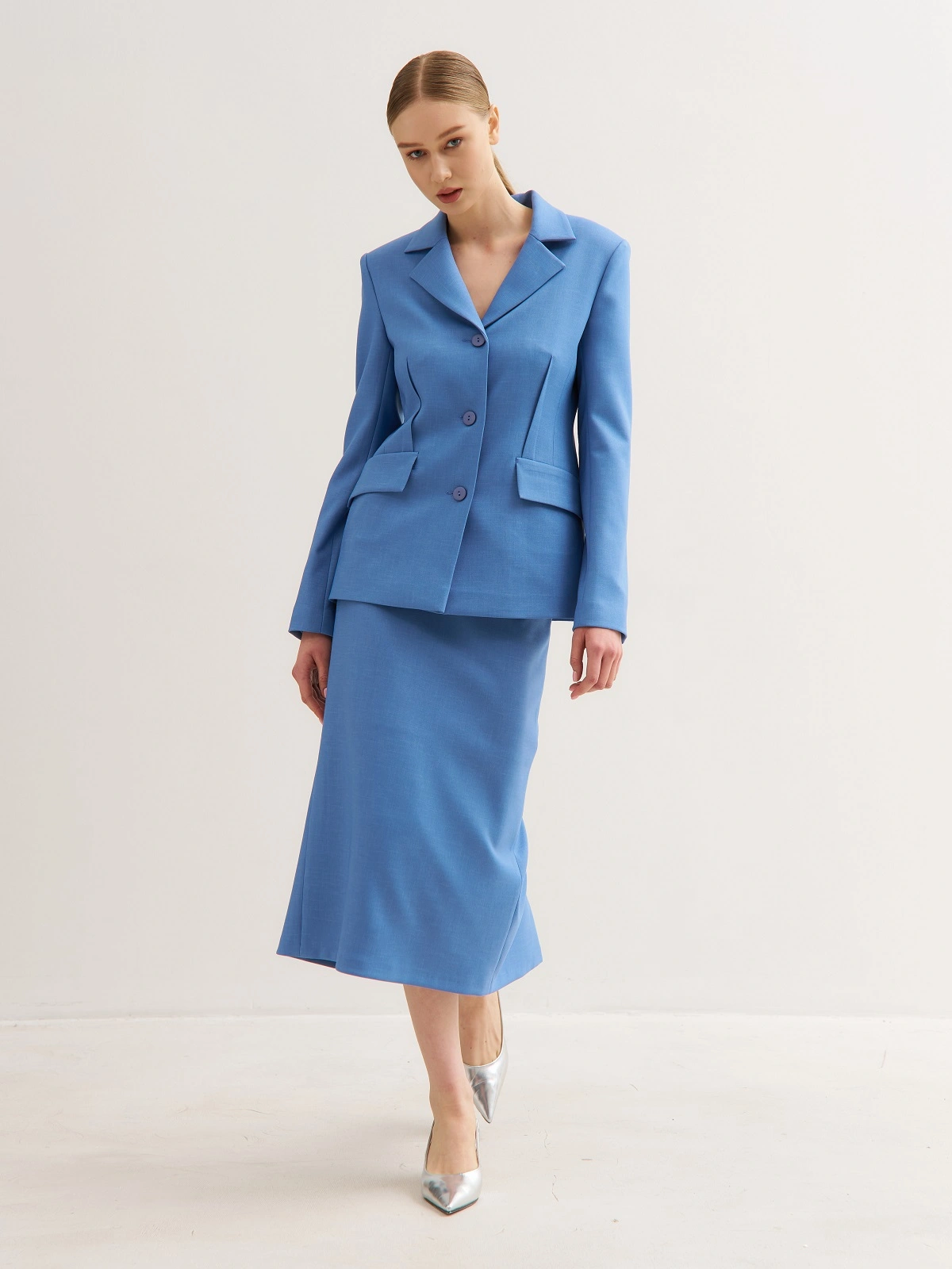 Голубая юбка миди