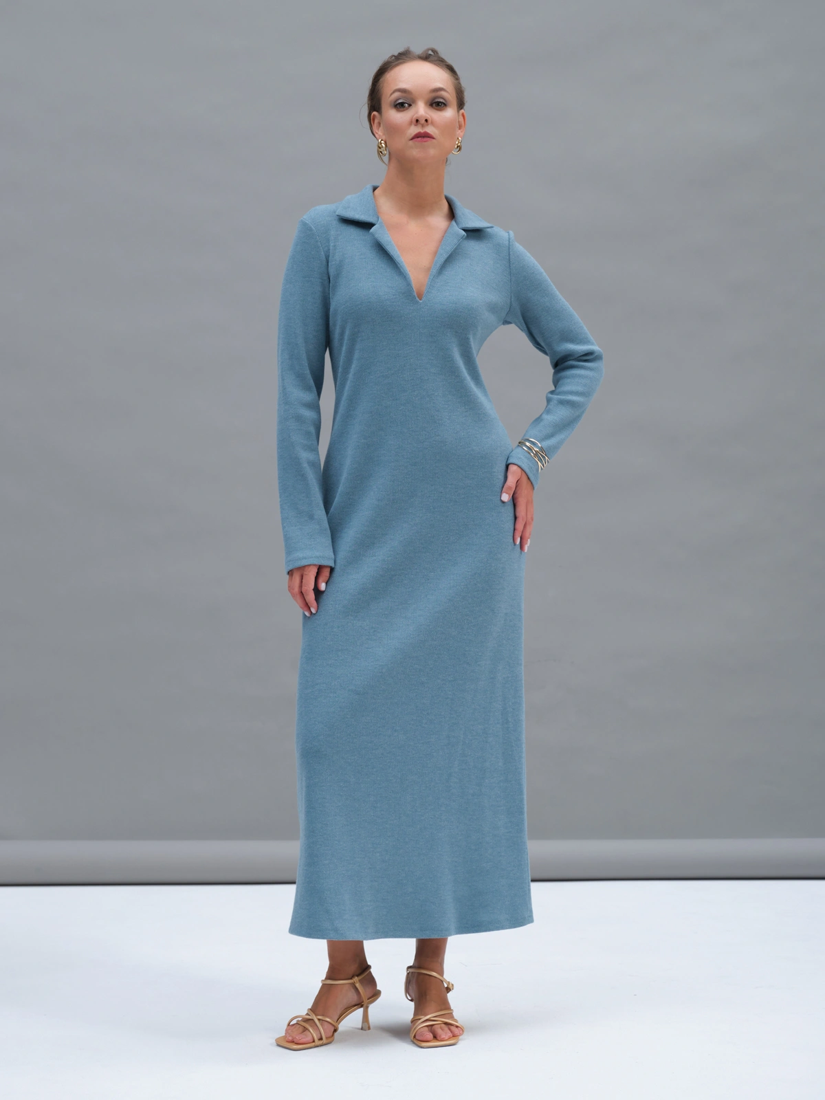 Голубое трикотажное платье