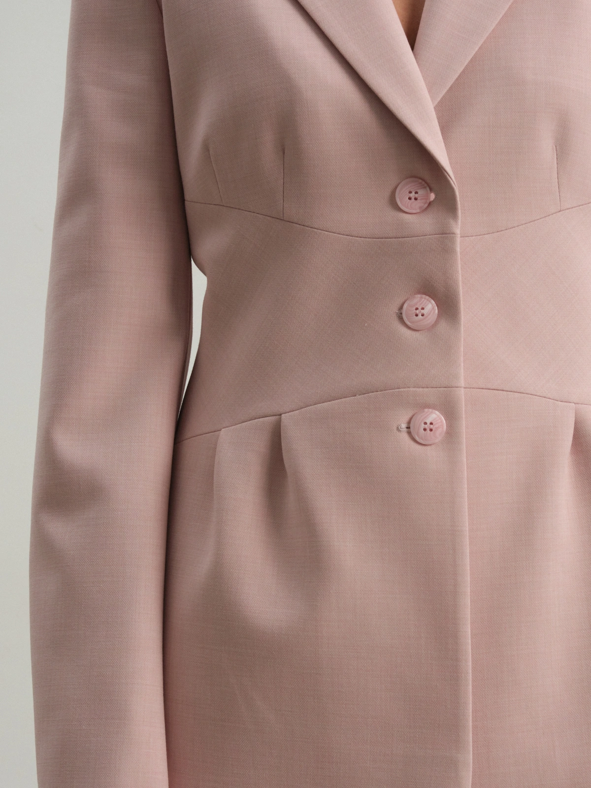 Розовый приталенный жакет Charm