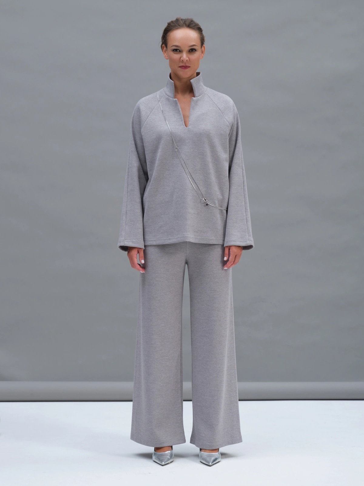 Серые трикотажные брюки