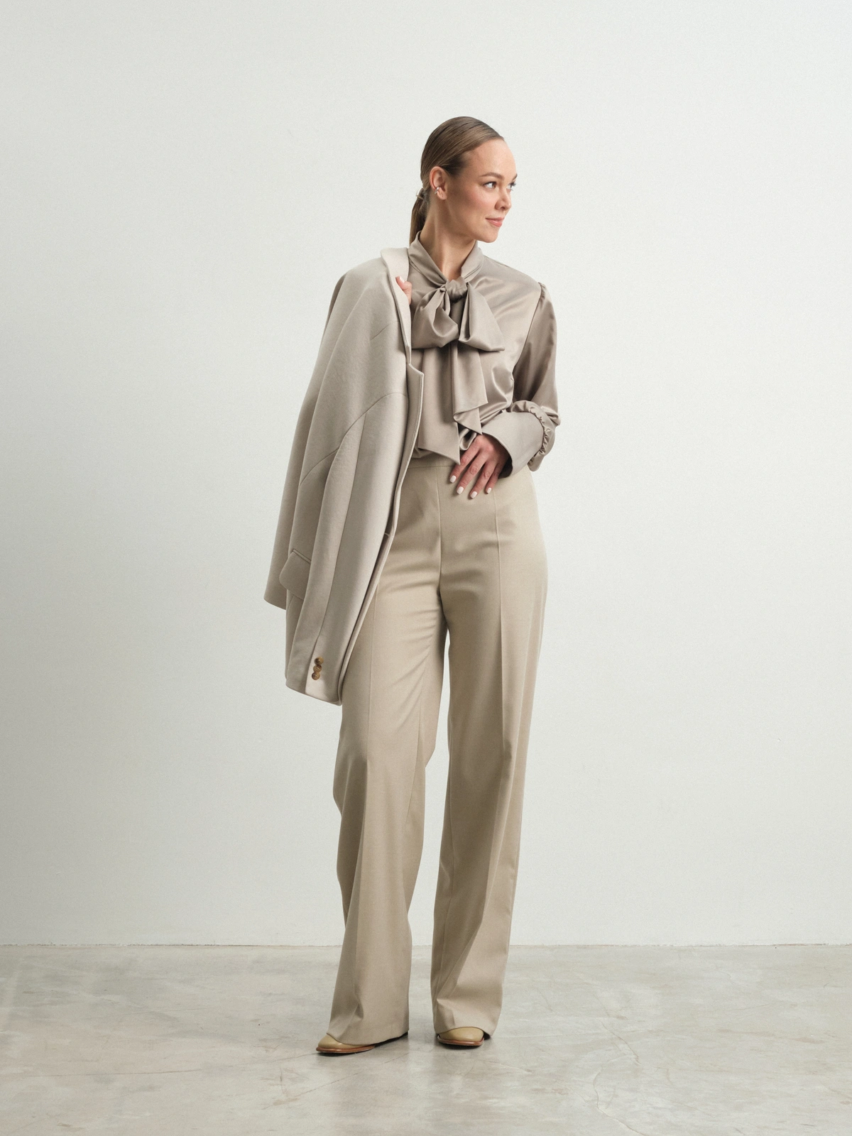 Бежевые брюки на резинке Bergenia