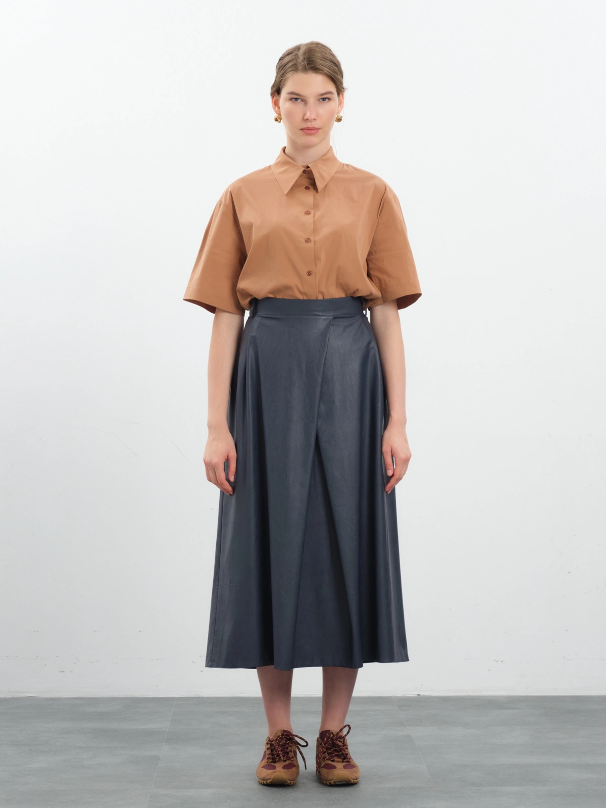 Синяя юбка с клином из экокожи