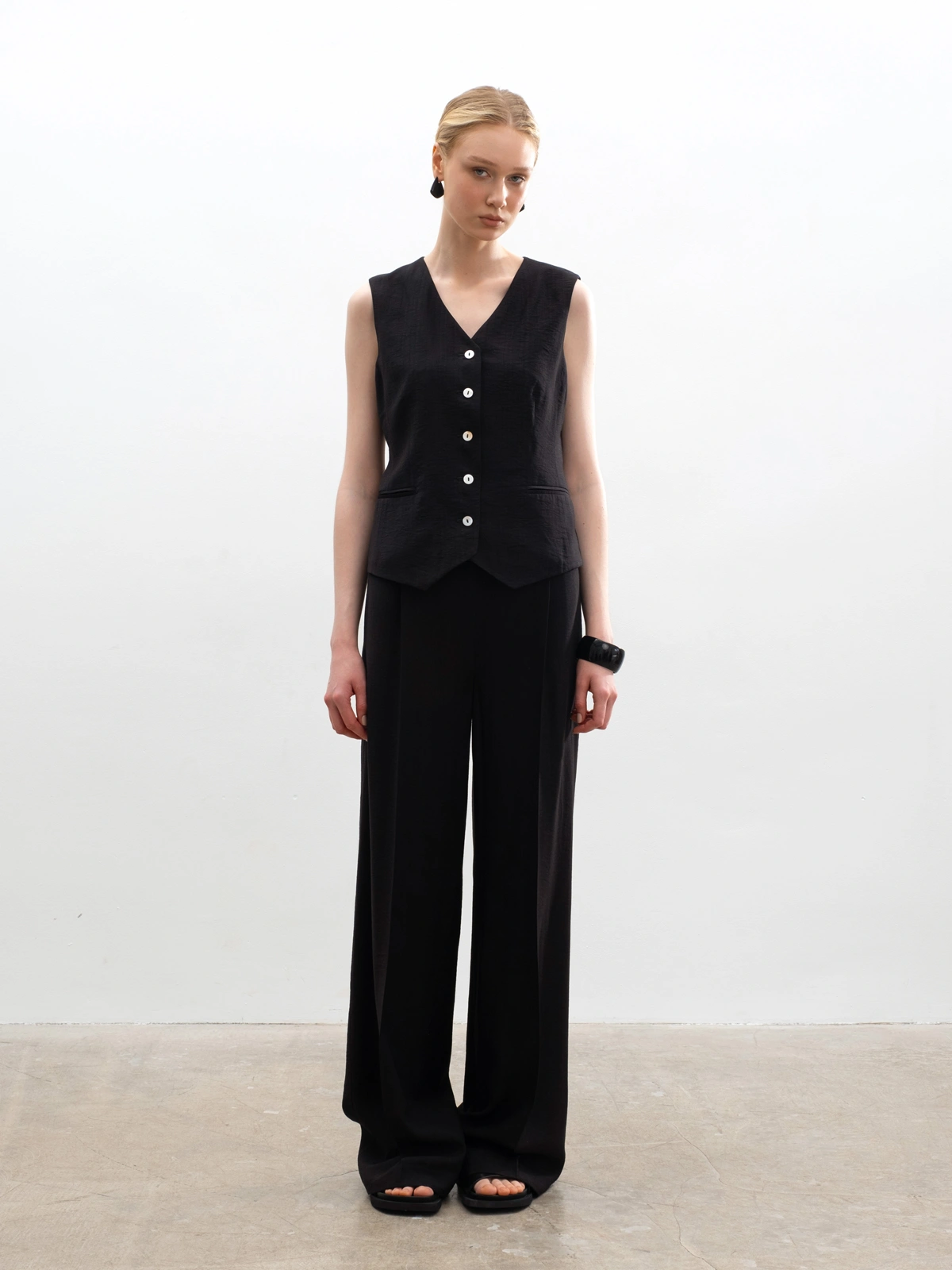 Широкие черные брюки