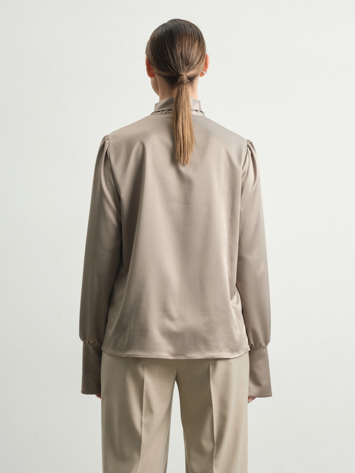 Бежевая блуза с бантом Lungwort