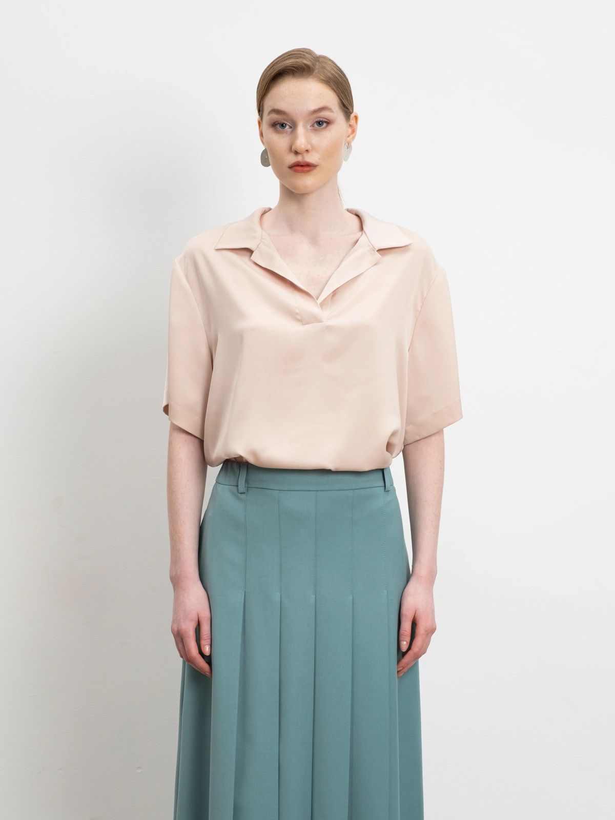 Бежевая блуза-поло