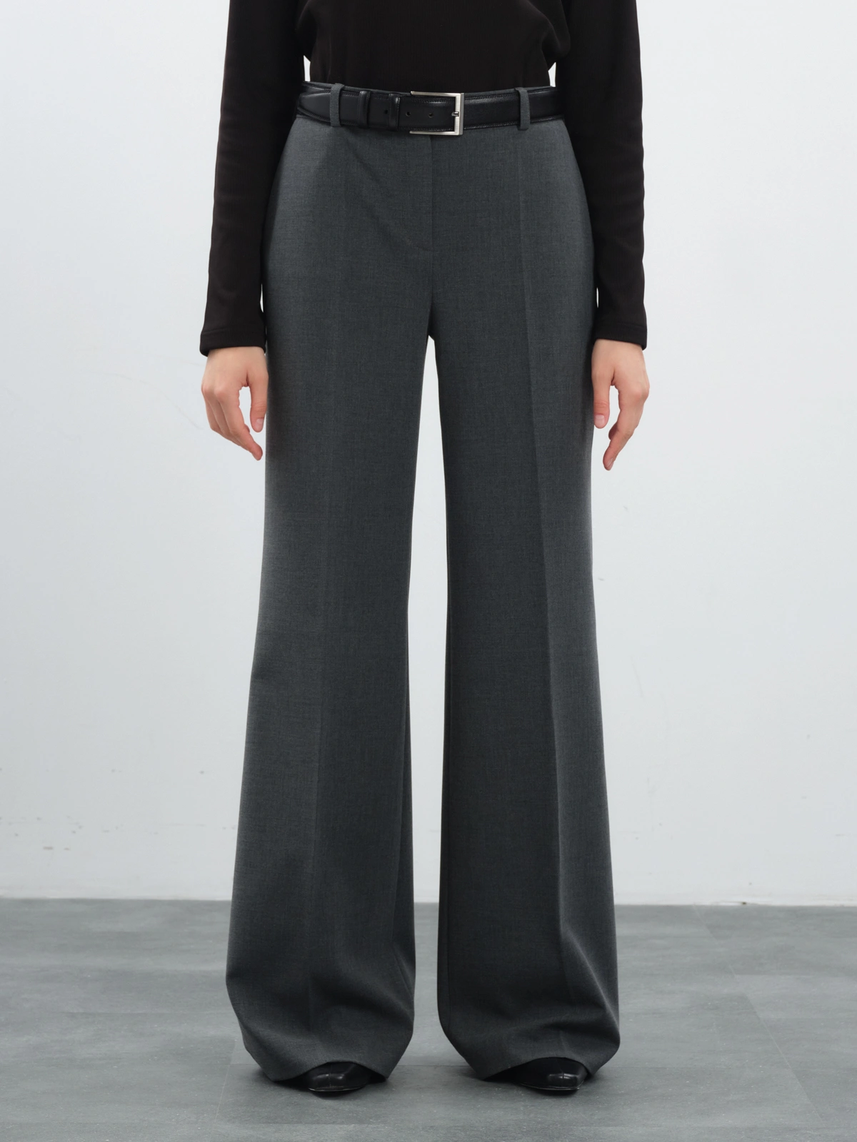 Серые расклешенные брюки