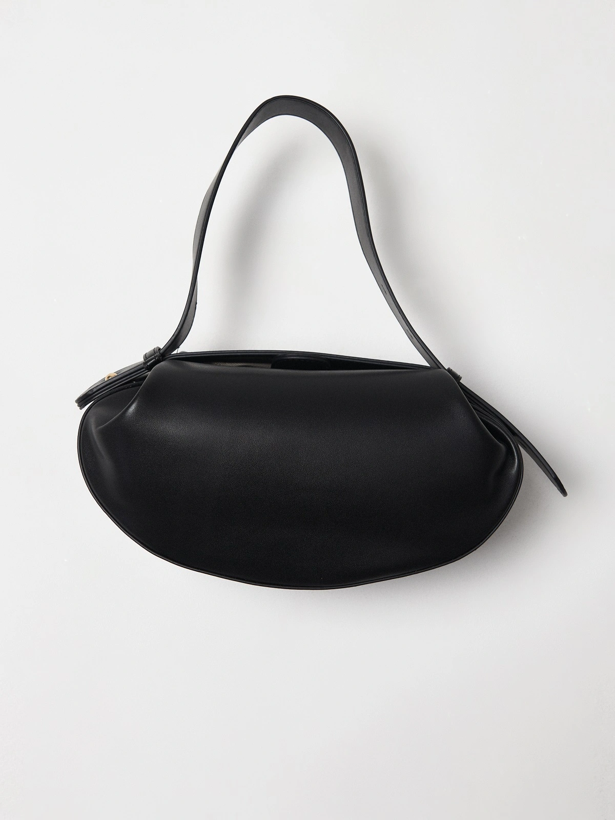 Овальная сумка в черном цвете
