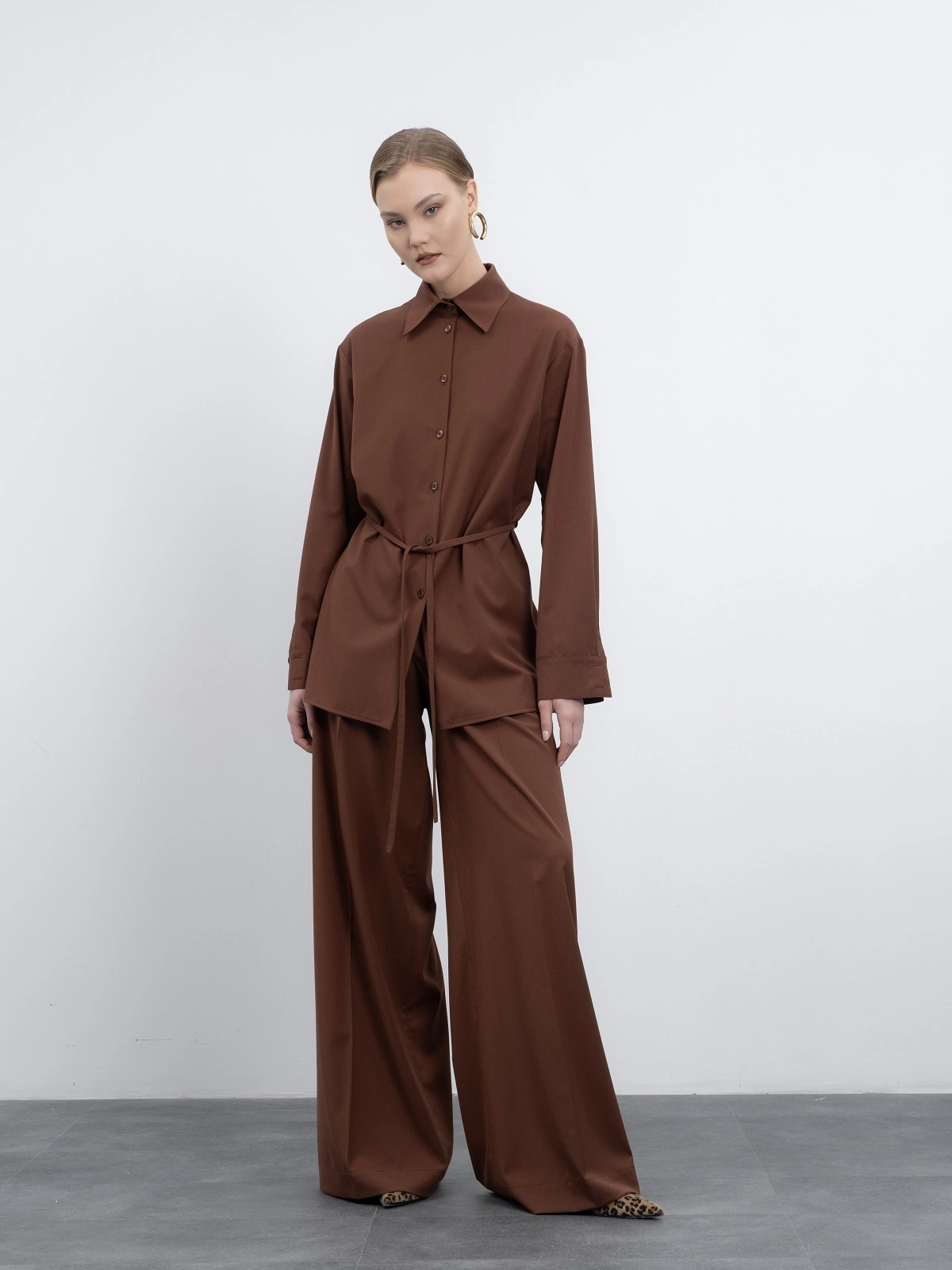 Коричневые широкие брюки