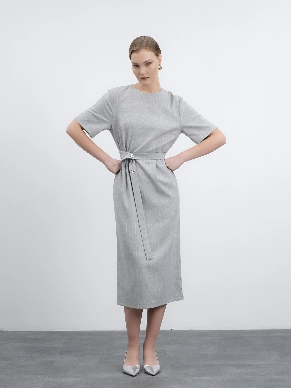 Серое платье в полоску с пайетками