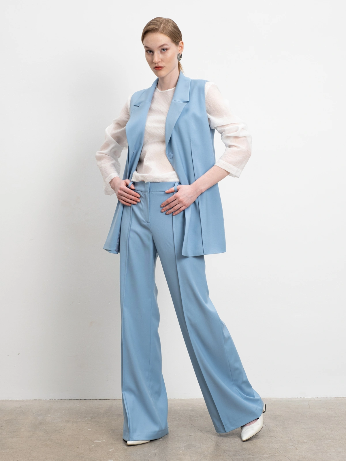 Голубые расклешенные брюки