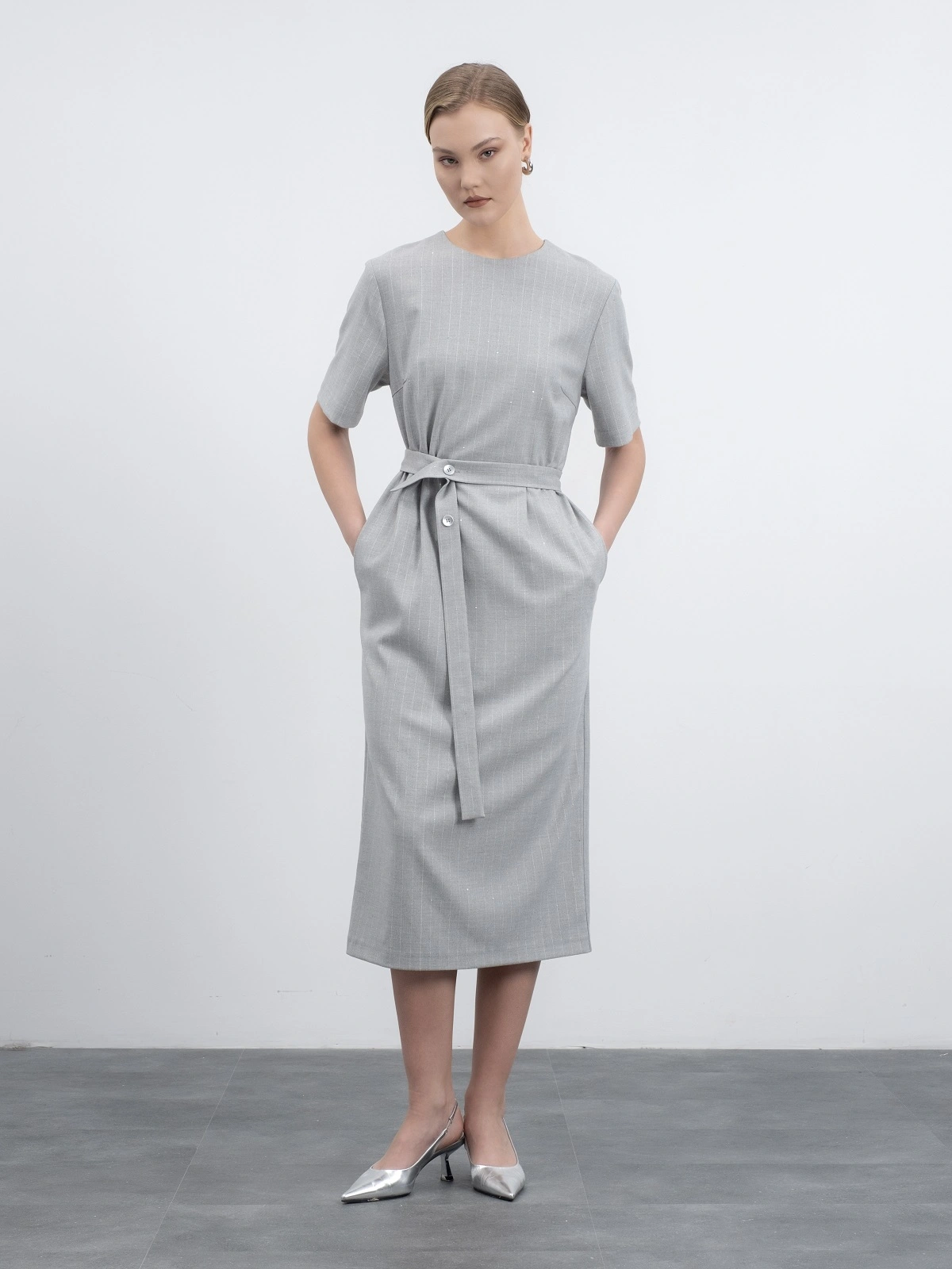 Серое платье в полоску с пайетками