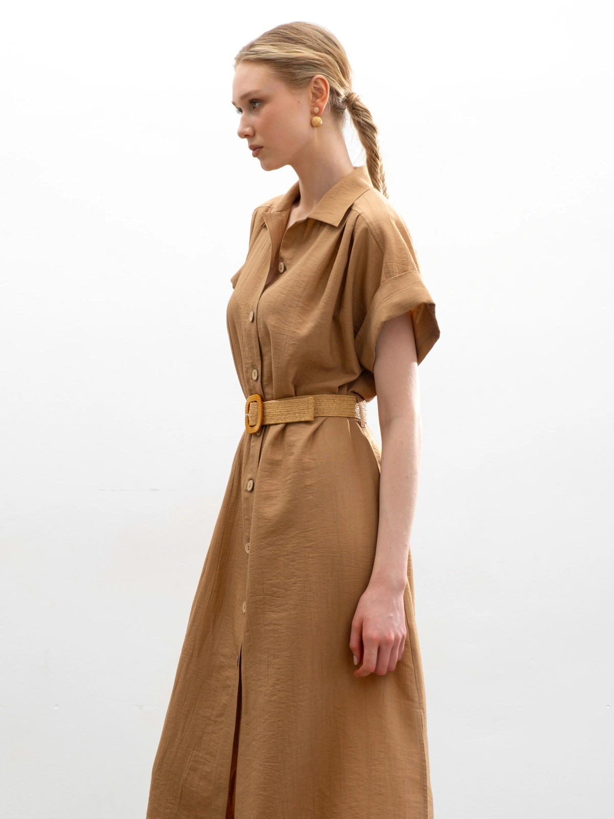 Песочное фактурное платье