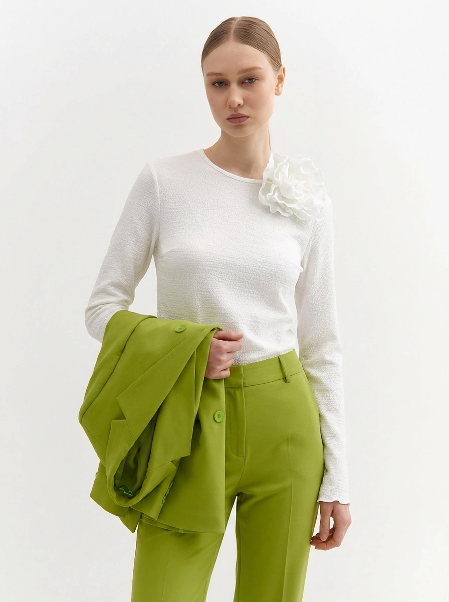 Белая блуза с цветком