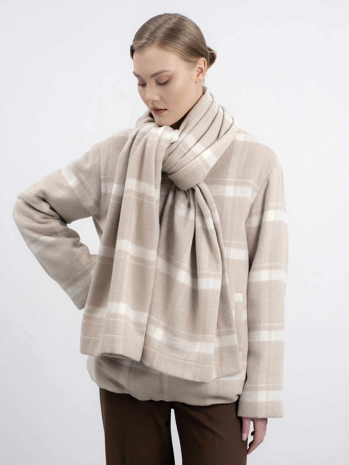 Бежевая куртка в клетку с палантином