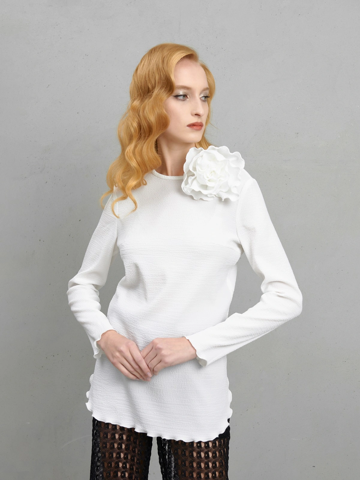 Белая блуза с цветком