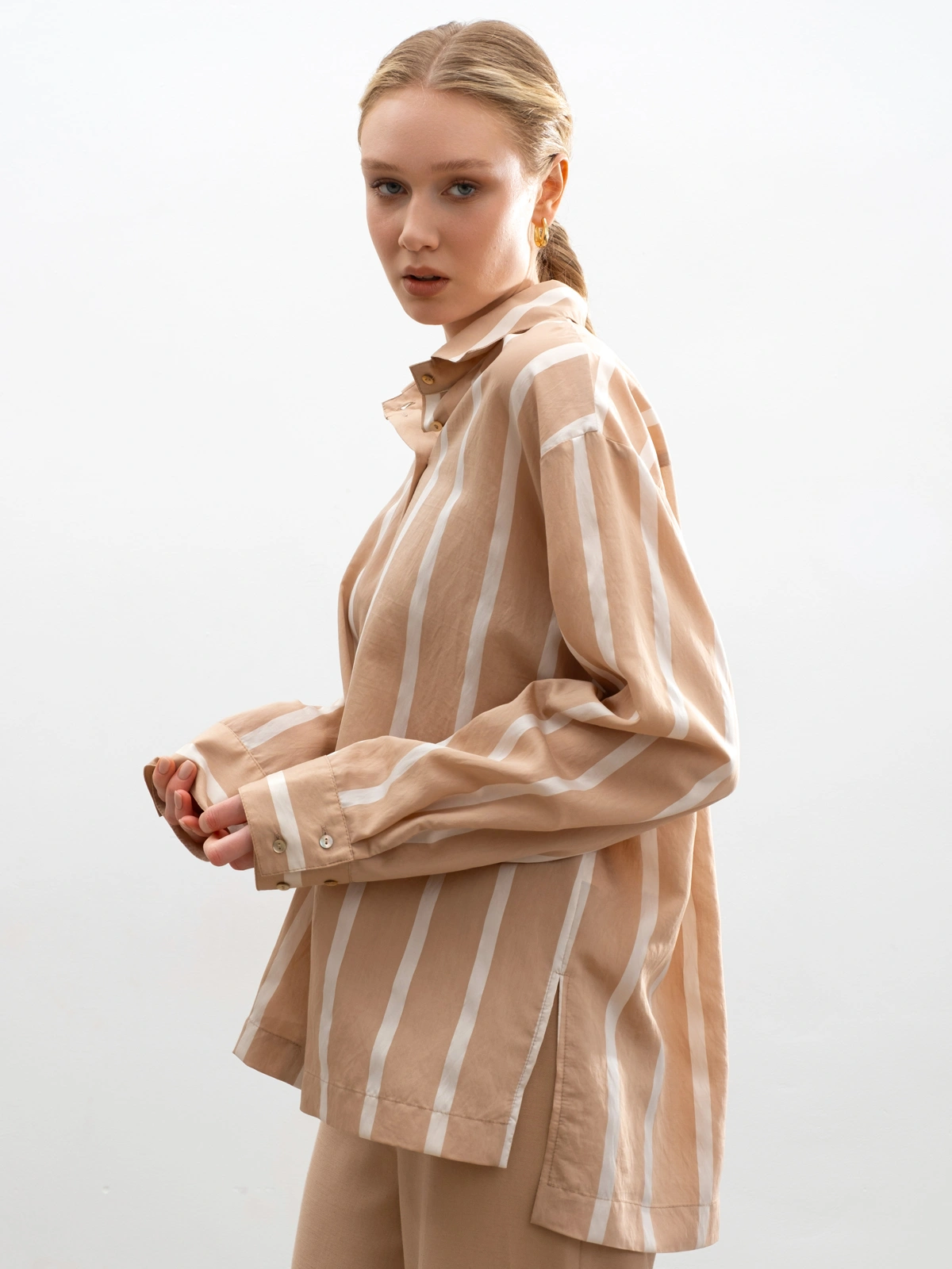 Бежевая рубашка в полоску