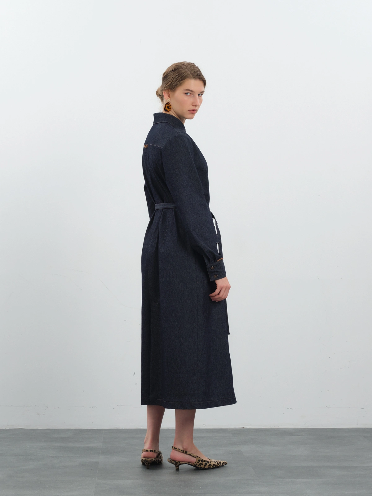 Темно-синее платье из денима