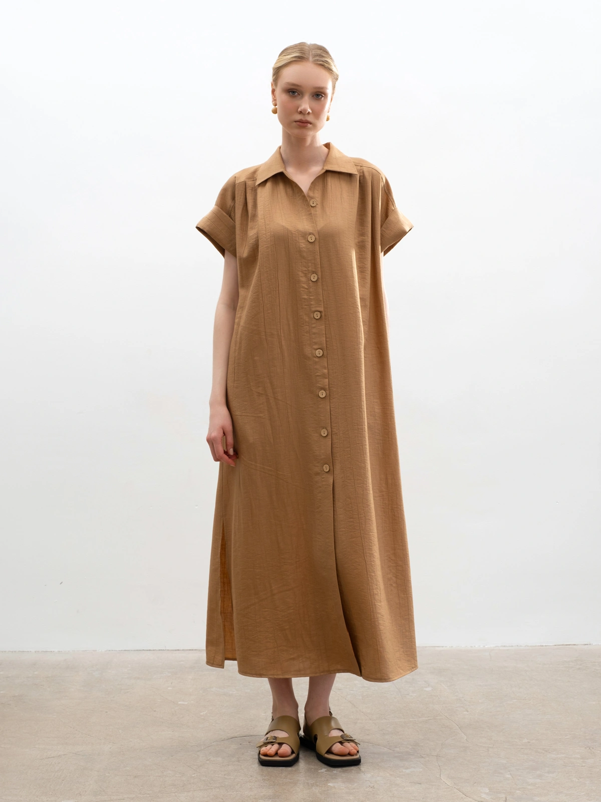 Песочное фактурное платье