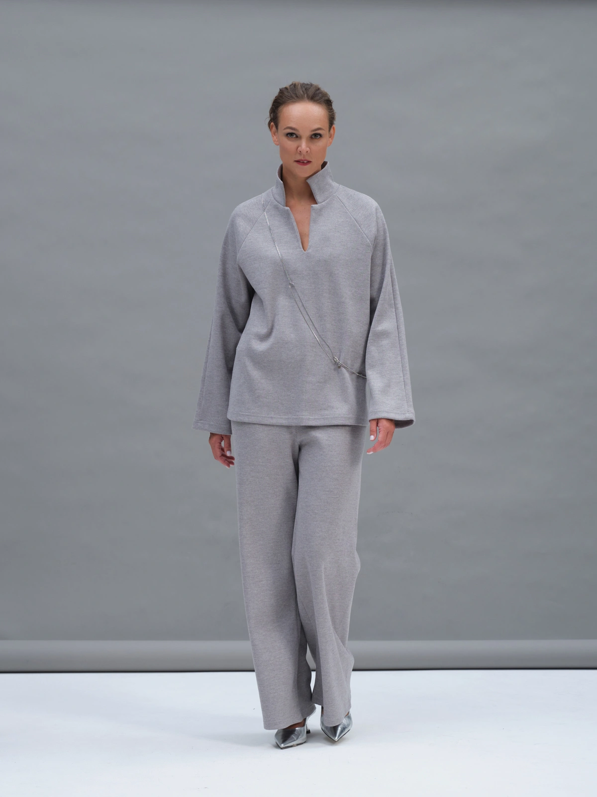 Серые трикотажные брюки