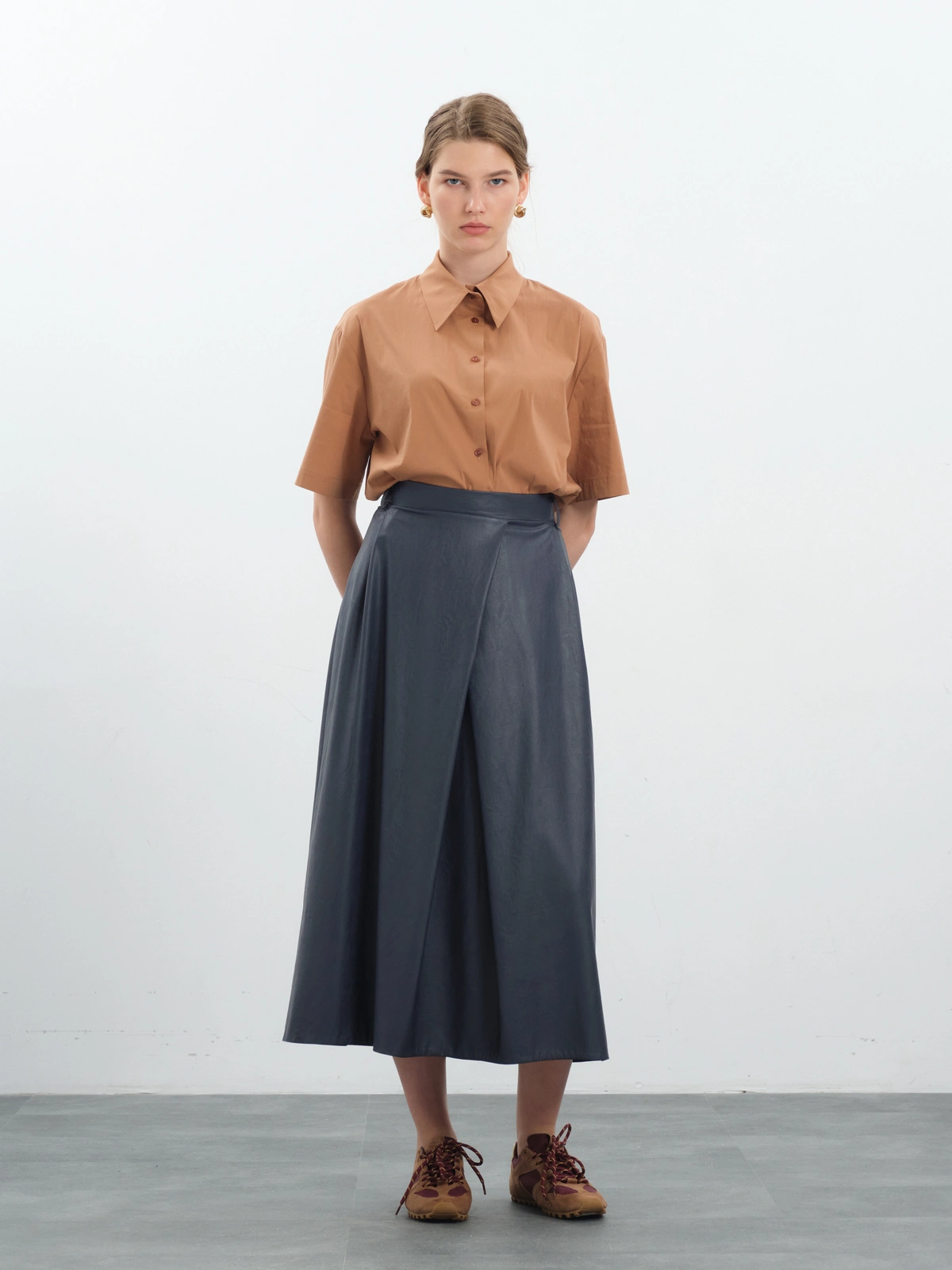 Синяя юбка с клином из экокожи