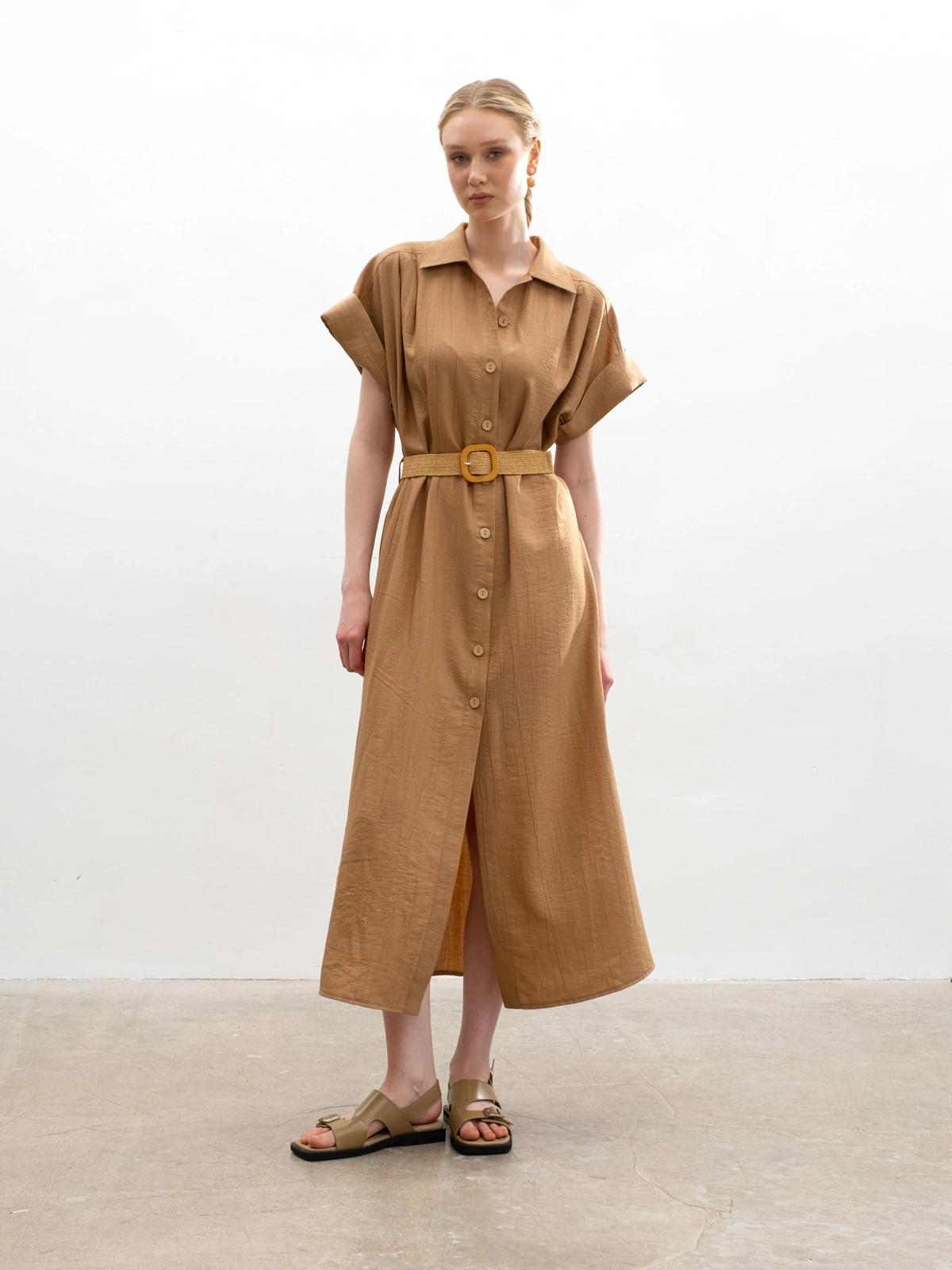 Песочное фактурное платье