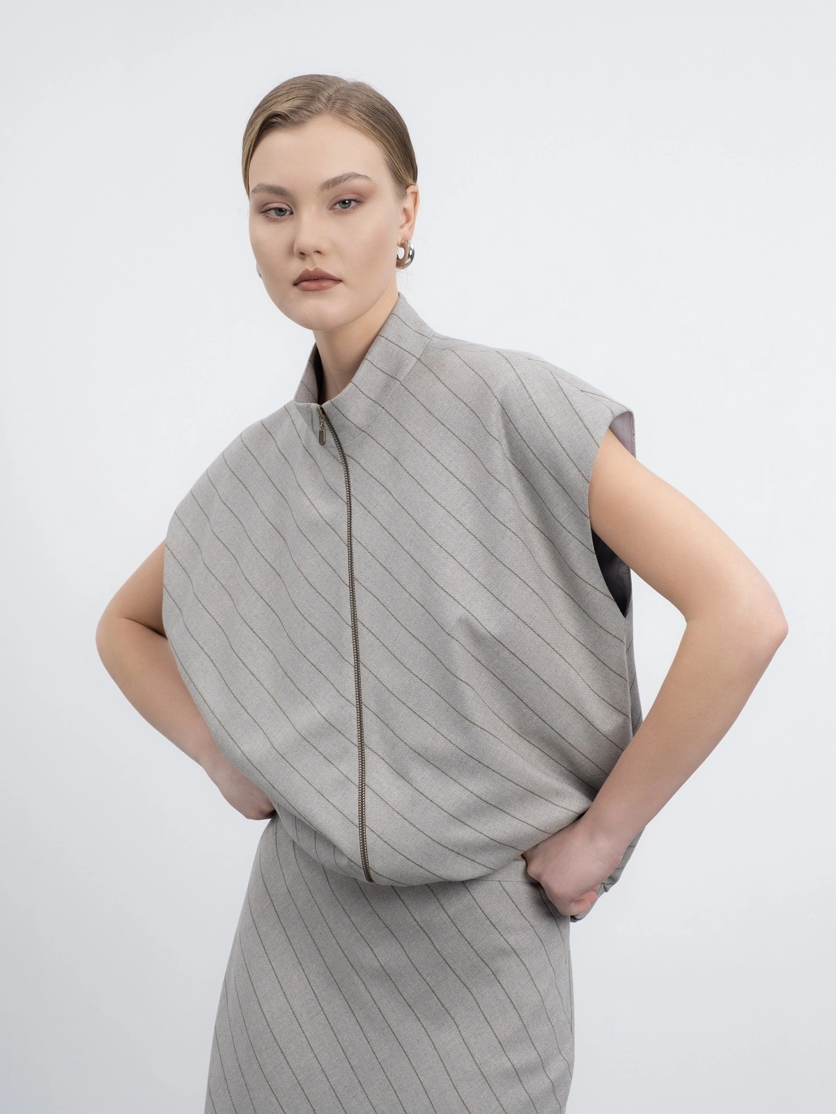 Серый жилет кокон в полоску