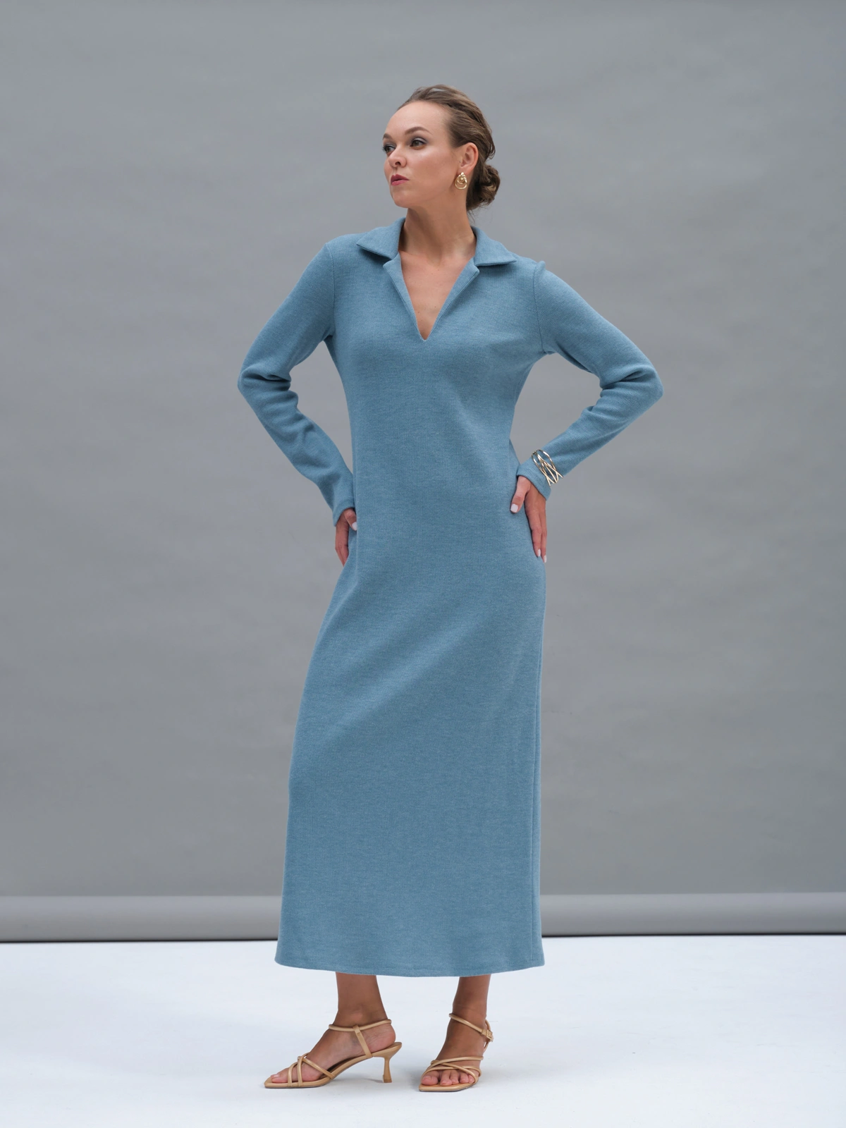 Голубое трикотажное платье