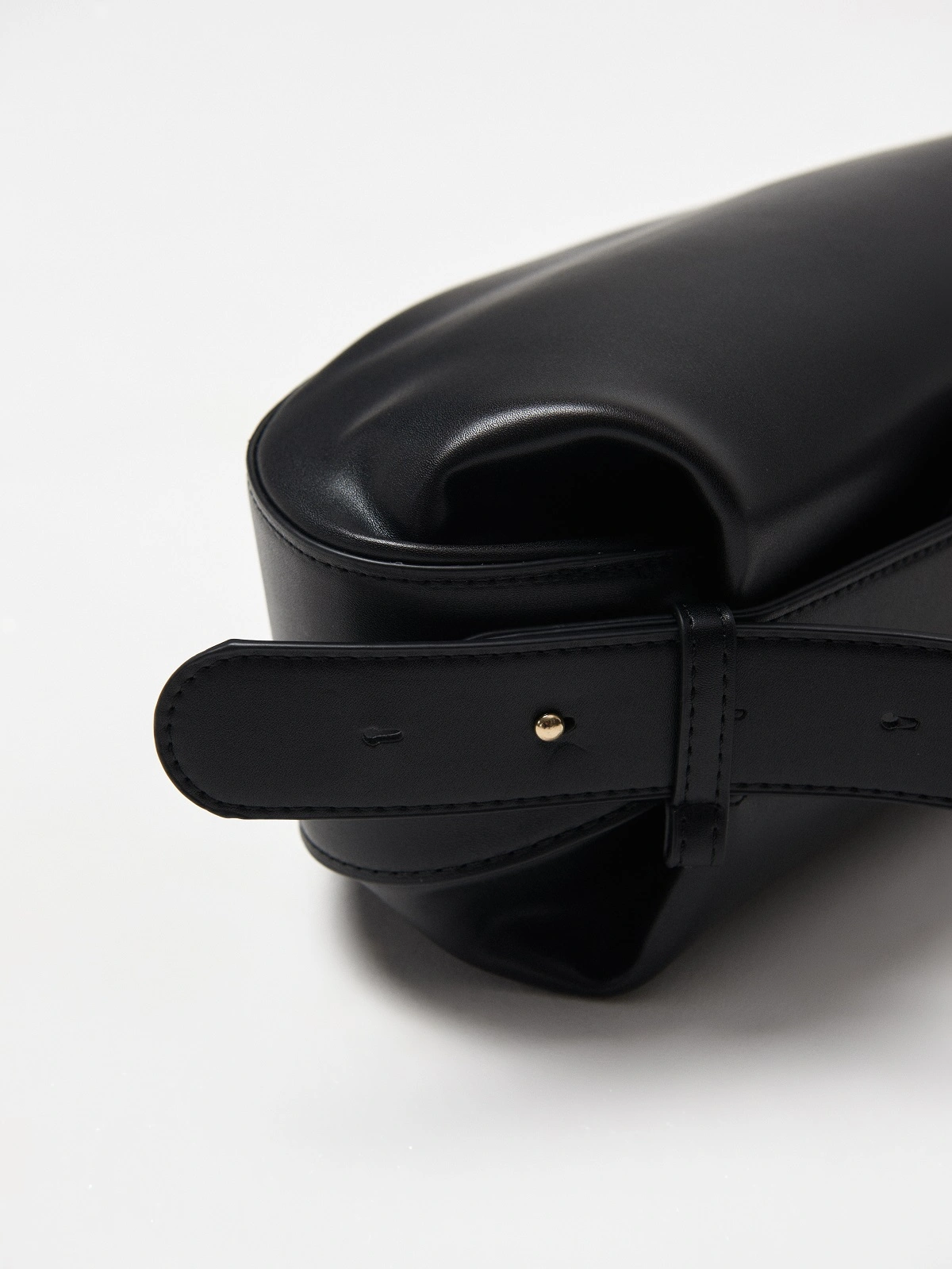 Овальная сумка в черном цвете