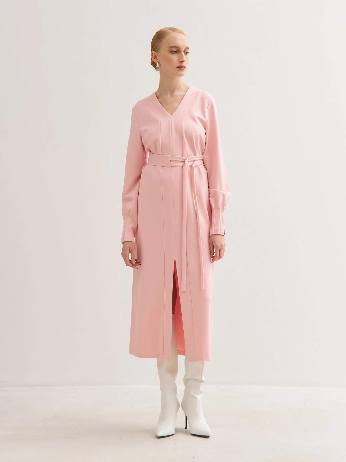 Розовое платье с поясом на кольцах