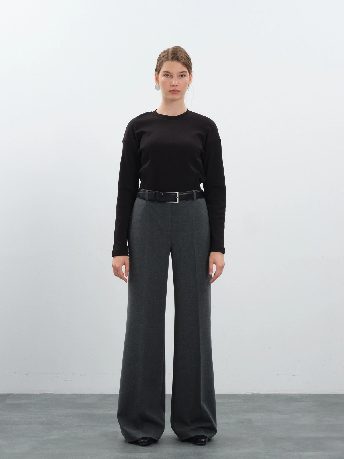 Серые расклешенные брюки