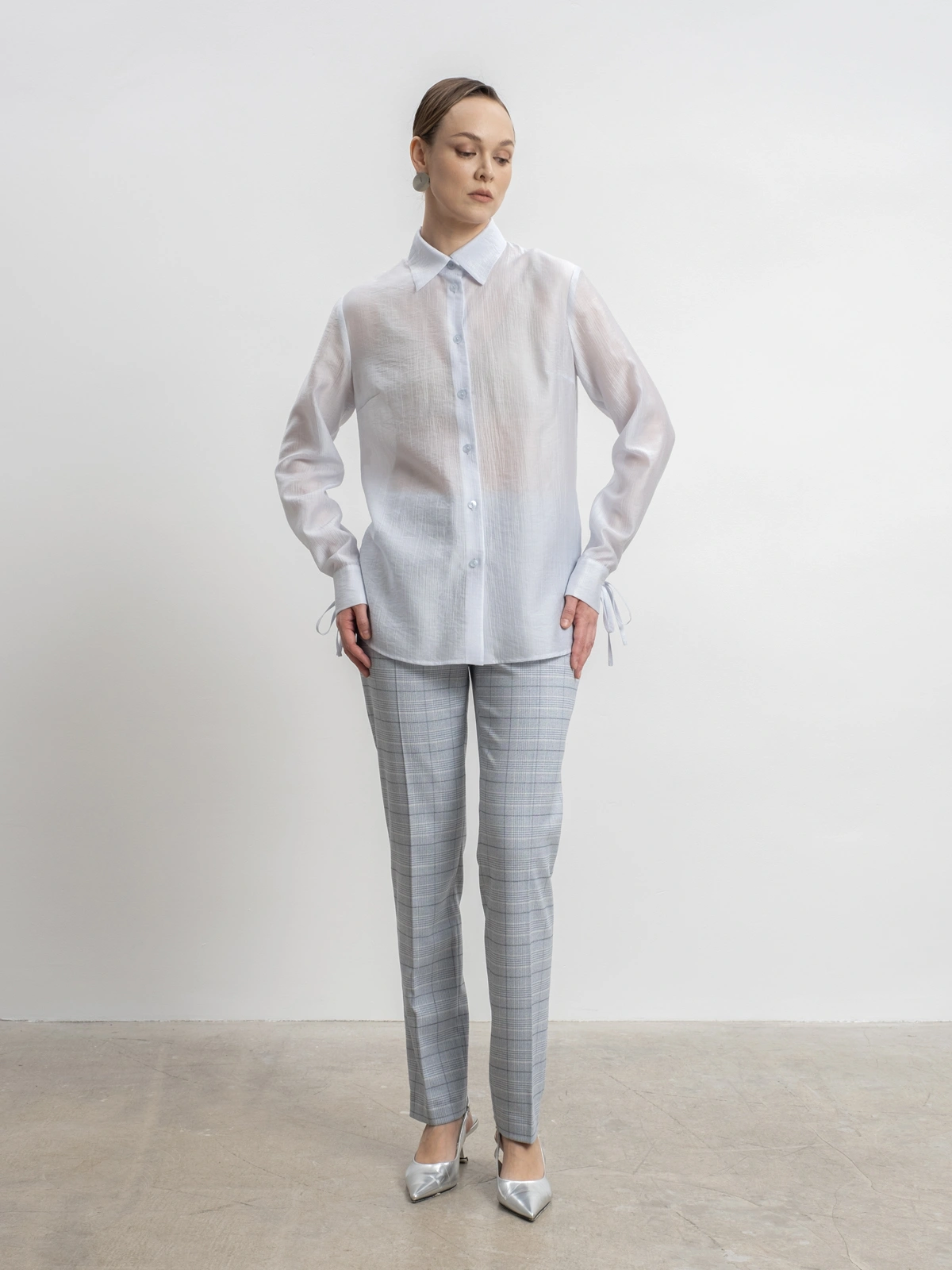 Голубые укороченные брюки в клетку