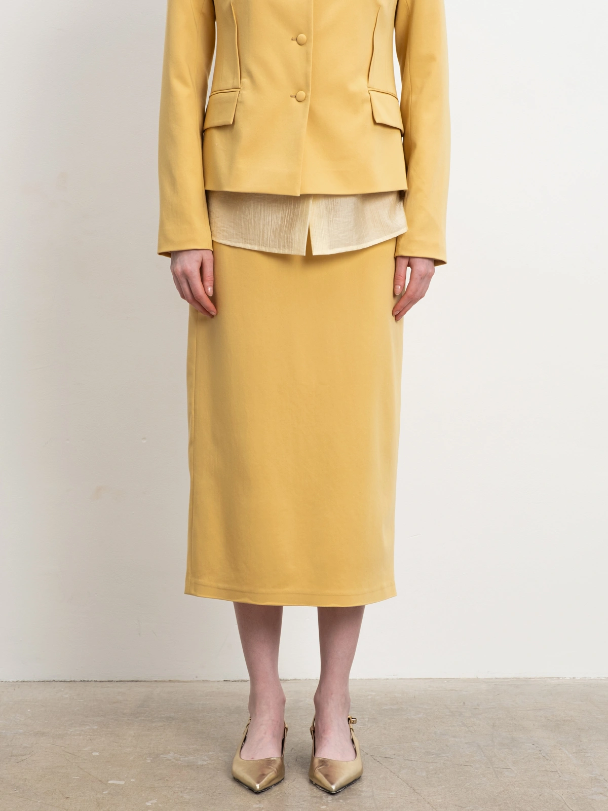 Горчичная прямая юбка